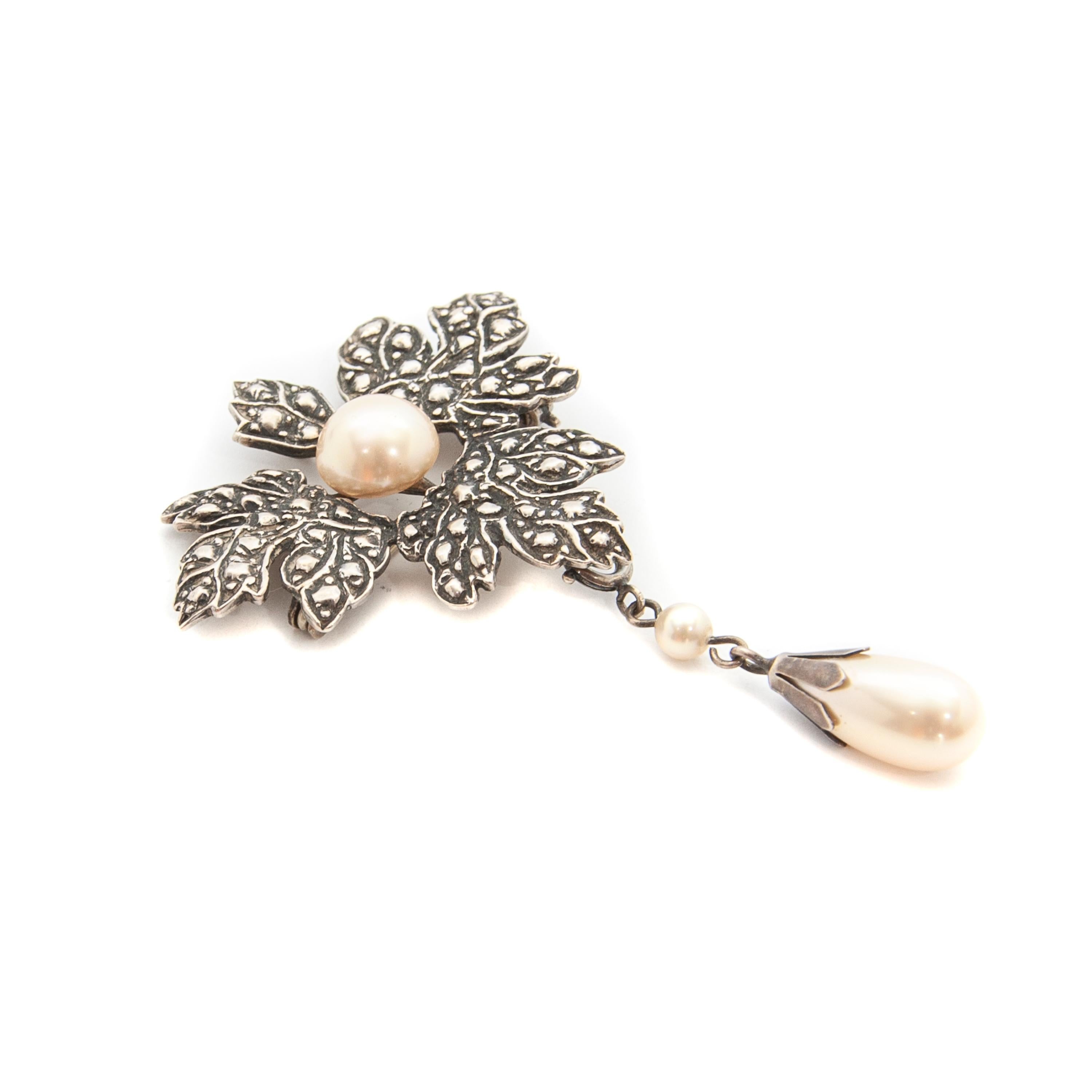 Silver Maple Leaf Pearl Pendant Brooch In Good Condition In Rotterdam, NL