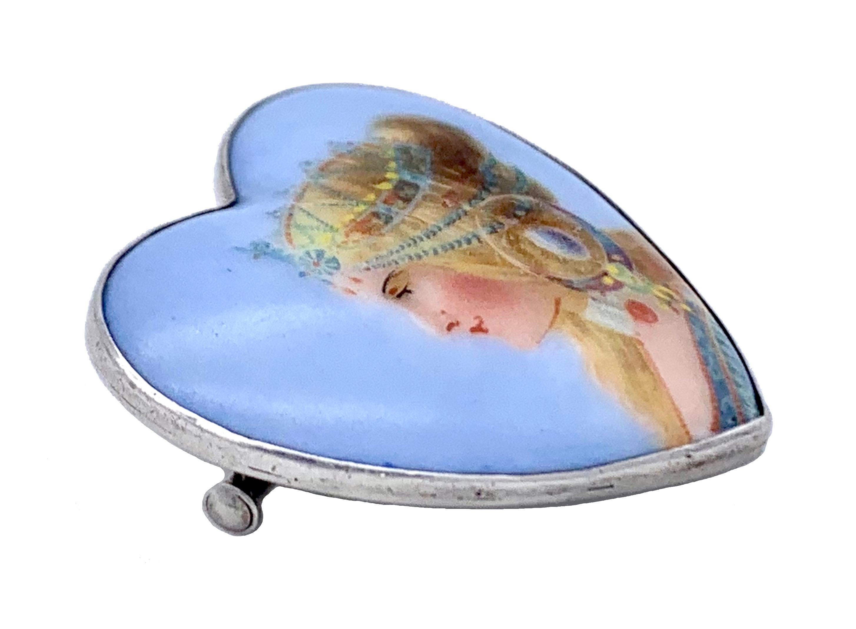 This beautiful porcellain heart features the printed image a beauty straight fom the Paris stage, her hairstyle and jewellery is reminiscent of the beautiful ladies painted by Mucha. 