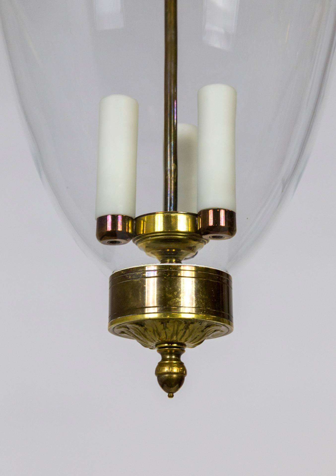 Belle Epoque-Glockenglaslaterne aus Messing und Glas im Stil der Belle Epoque mit Rauchglocke und wirbelnder Kette (Belle Époque) im Angebot