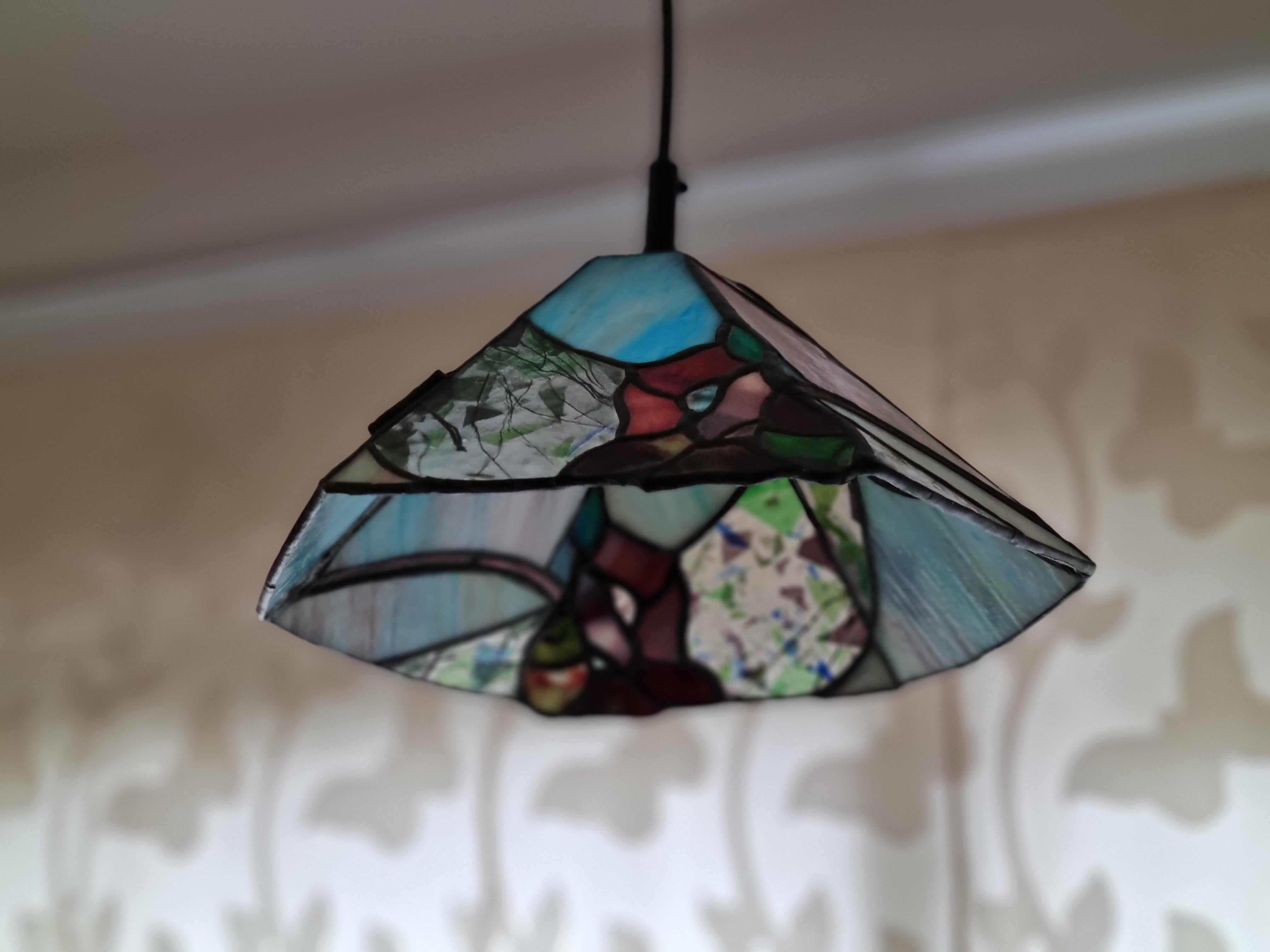 Handmade hanging lamp made of Tiffany glass with holder, cable (70 cm) and ceiling canopy made of patinated brass. E 14 bulb is needed.

Very nice condition, no damages.