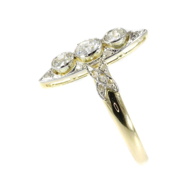 Belle Epoque Three Diamond 14 Karat Yellow Gold Marquise Engagement Ring, 1920s In Excellent Condition For Sale In Antwerp, BE