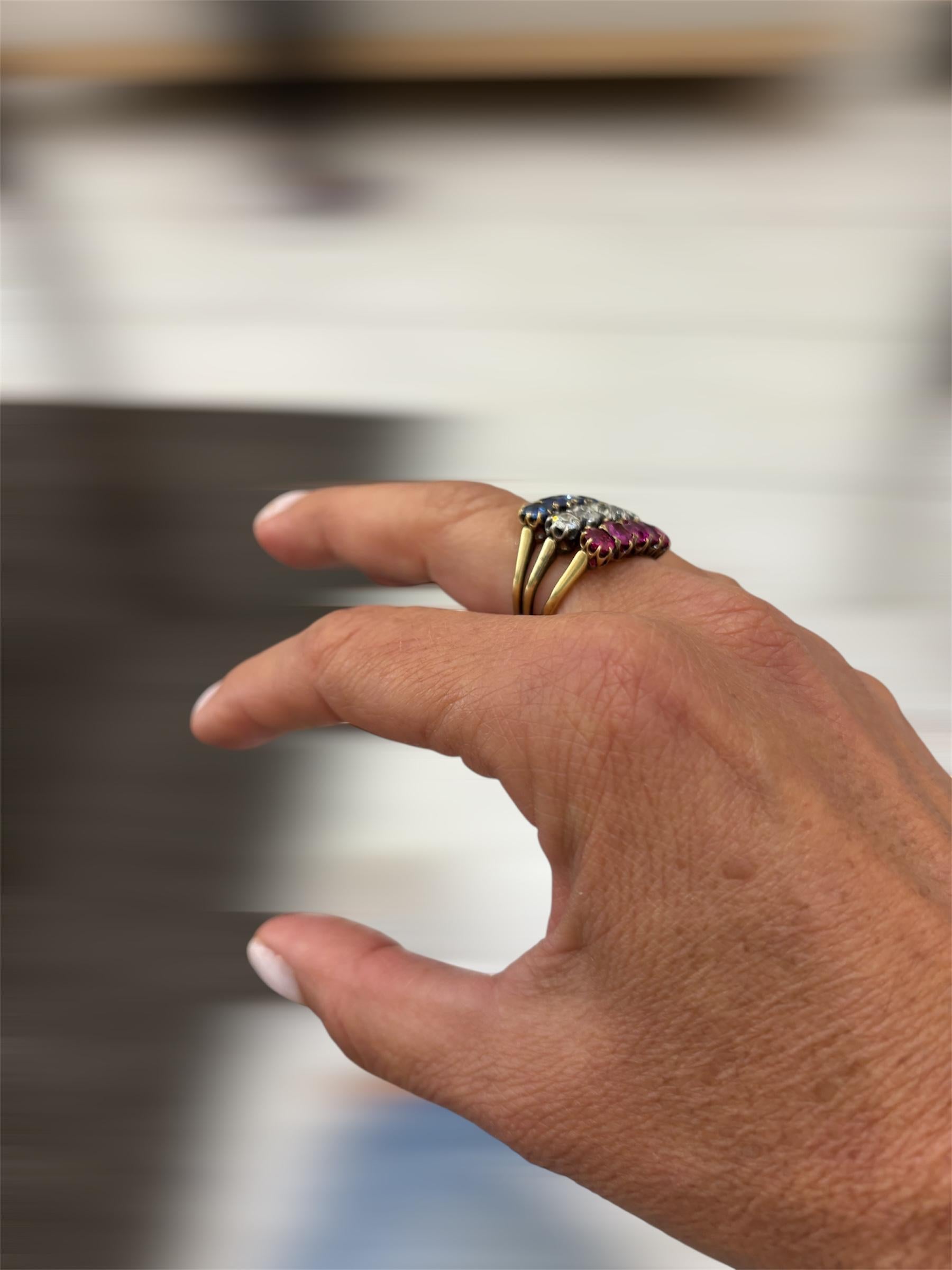 Bague Belle Époque à trois rangées de rubis, saphirs et diamants en vente 6