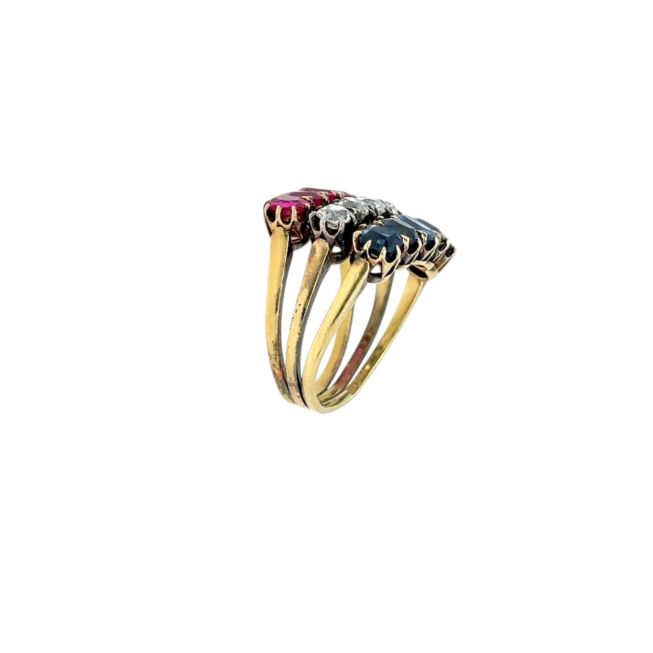 Bague en or jaune 18 carats magnifiquement travaillée, sertie d'une élégante combinaison de cinq rubis birmans naturels non chauffés de taille ovale, de cinq saphirs de Ceylan naturels de taille ovale et de cinq diamants naturels taillés dans des