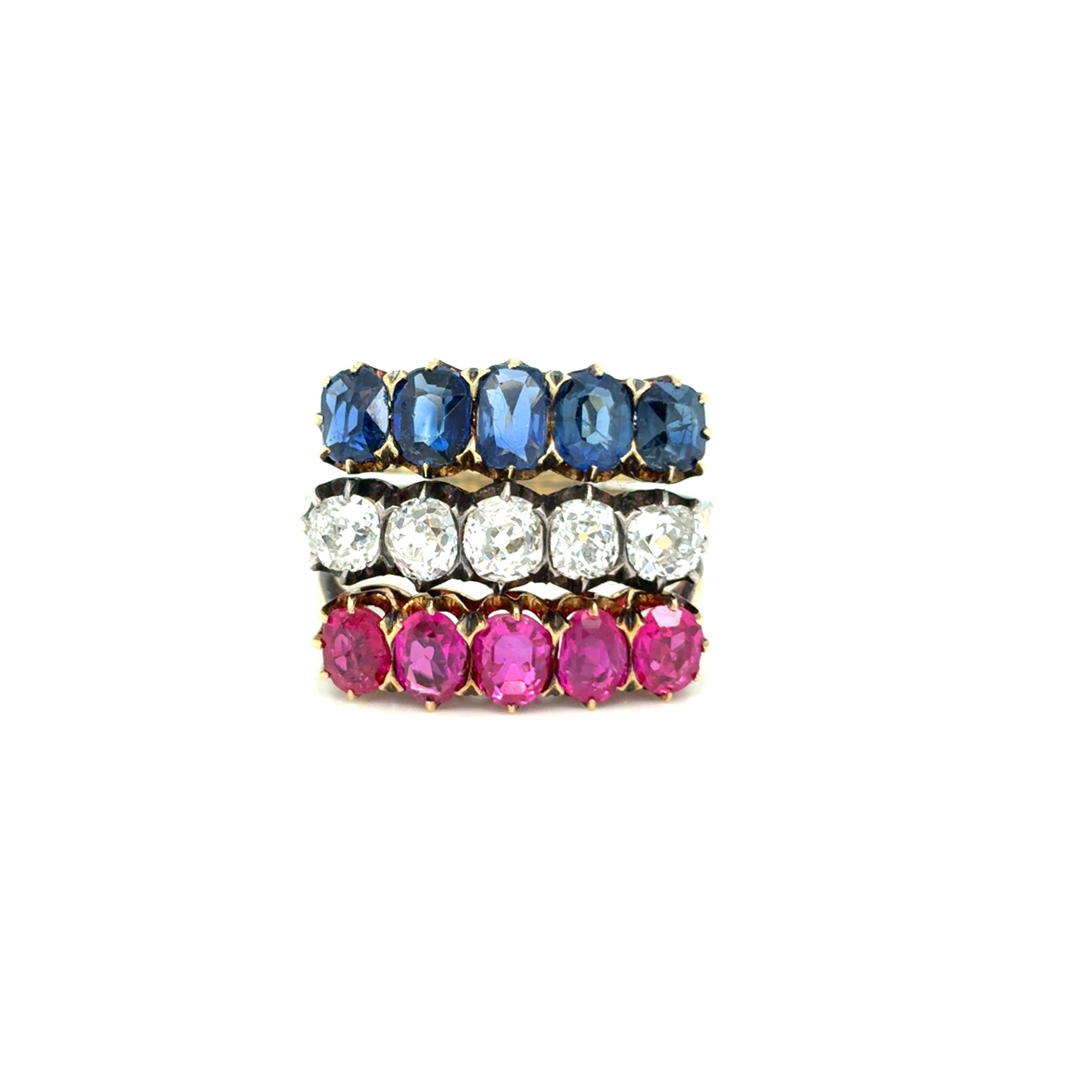 Taille vieille mine Bague Belle Époque à trois rangées de rubis, saphirs et diamants en vente