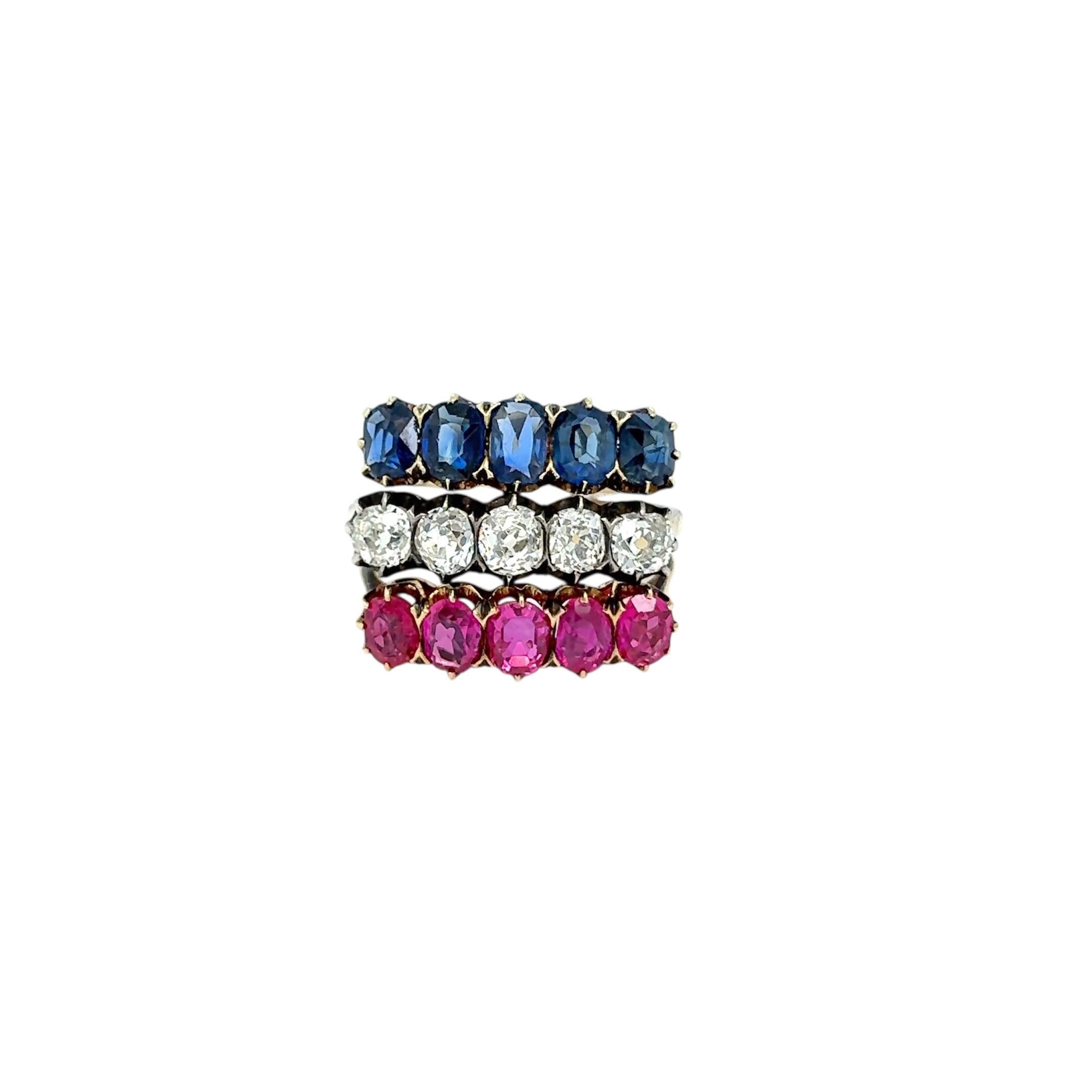 Bague Belle Époque à trois rangées de rubis, saphirs et diamants Excellent état - En vente à Napoli, NA