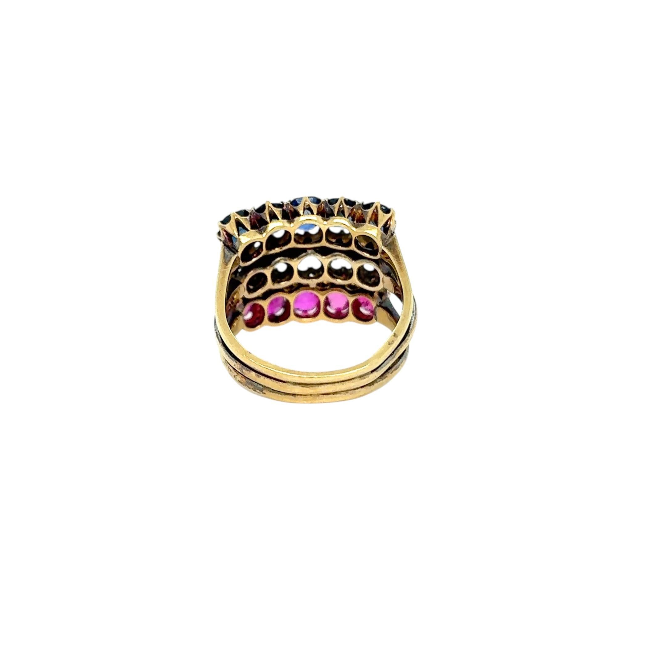 Bague Belle Époque à trois rangées de rubis, saphirs et diamants Pour femmes en vente