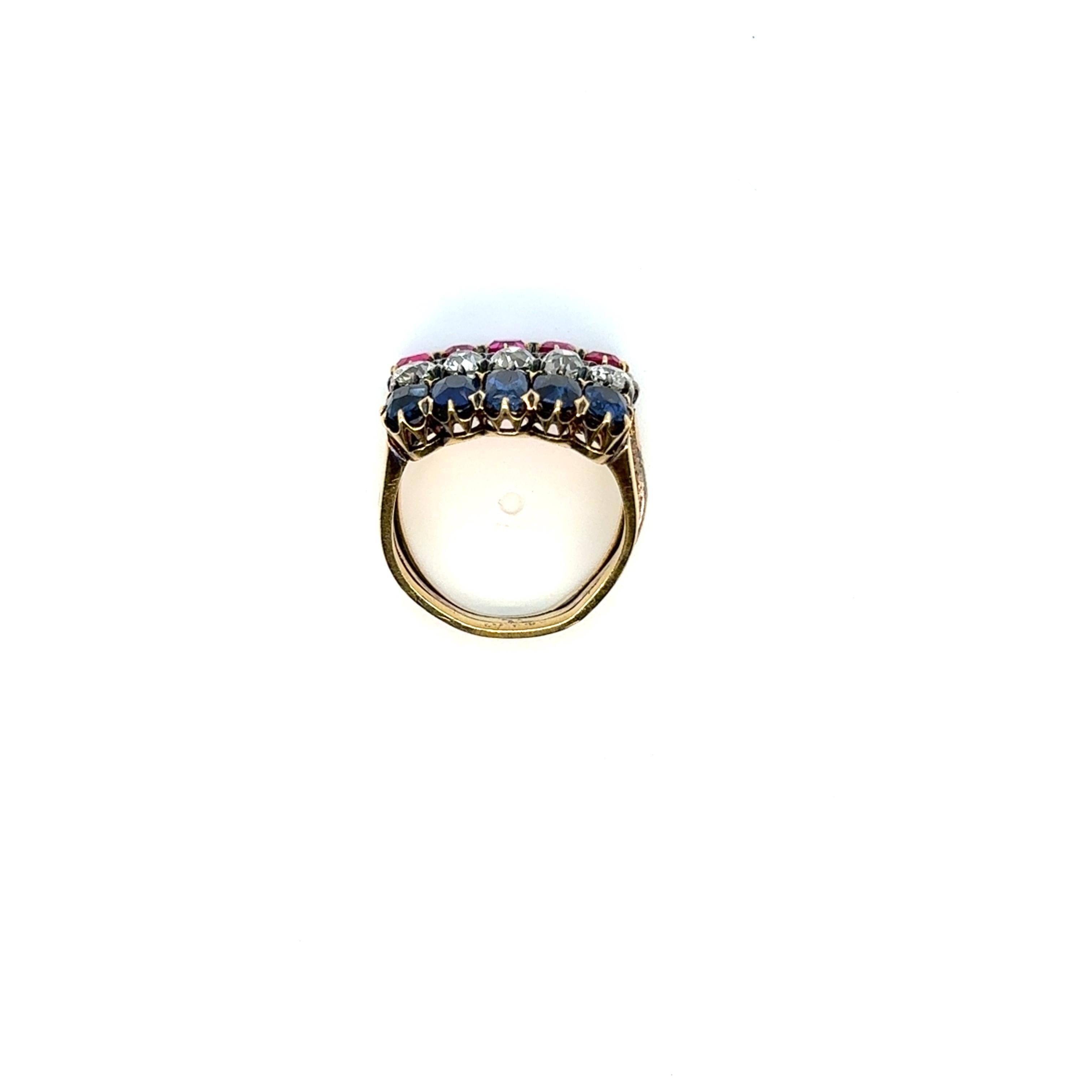 Bague Belle Époque à trois rangées de rubis, saphirs et diamants en vente 1