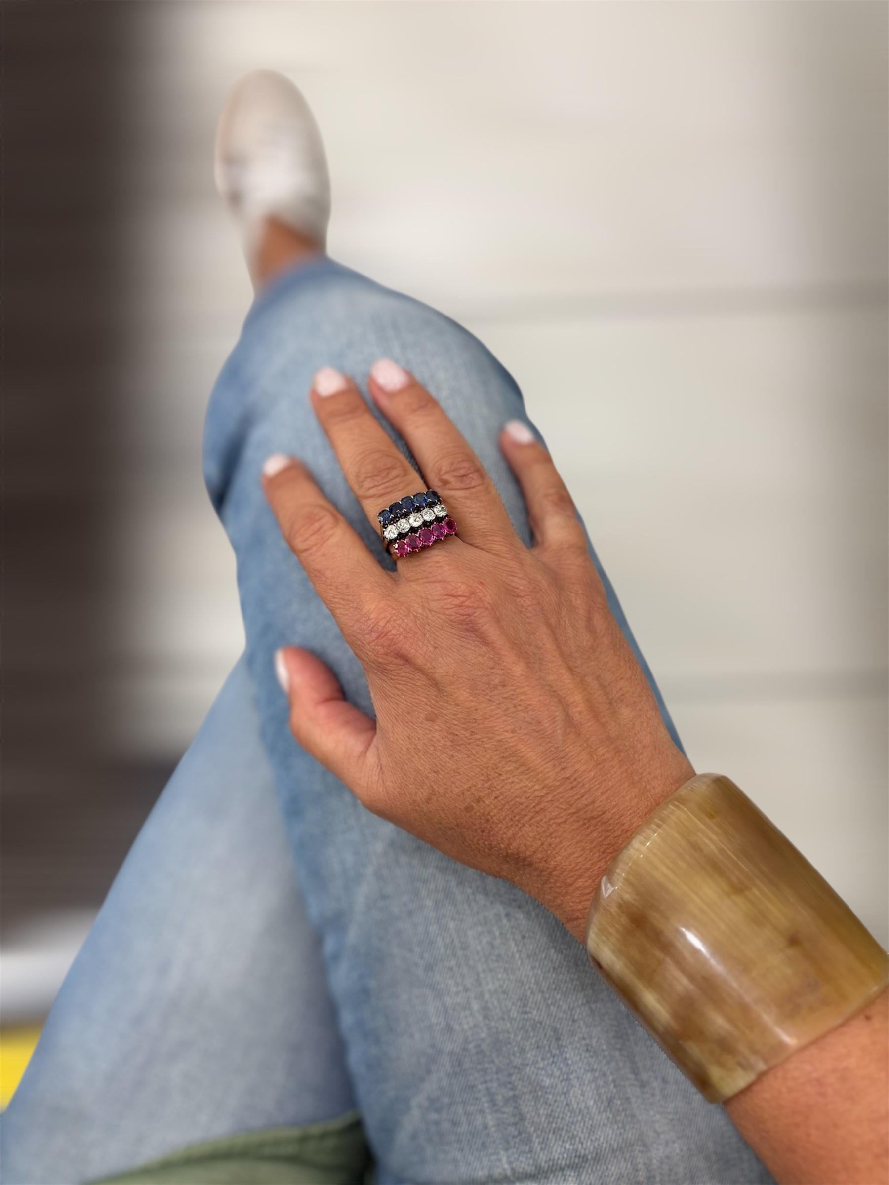 Bague Belle Époque à trois rangées de rubis, saphirs et diamants en vente 2