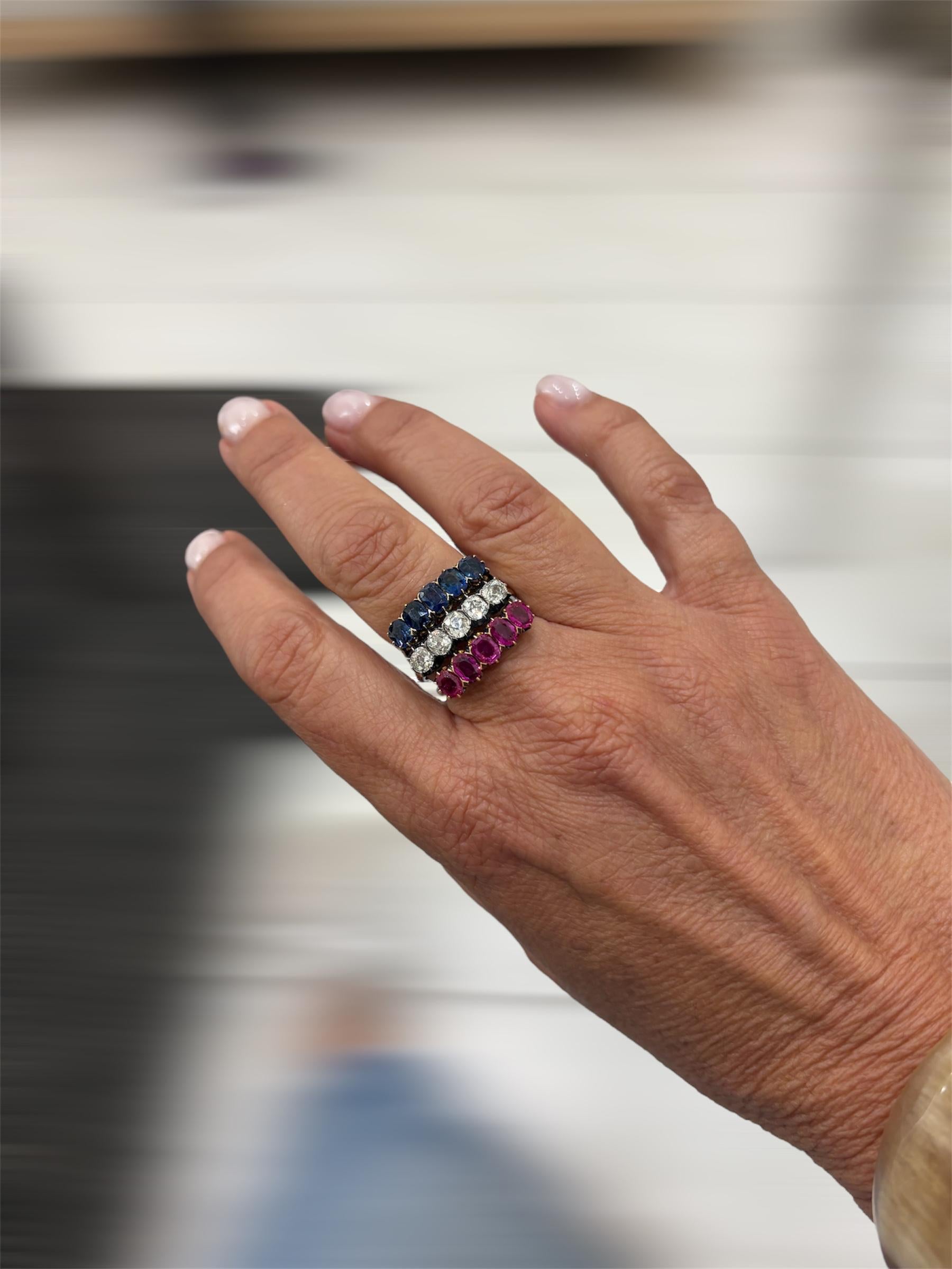 Bague Belle Époque à trois rangées de rubis, saphirs et diamants en vente 3