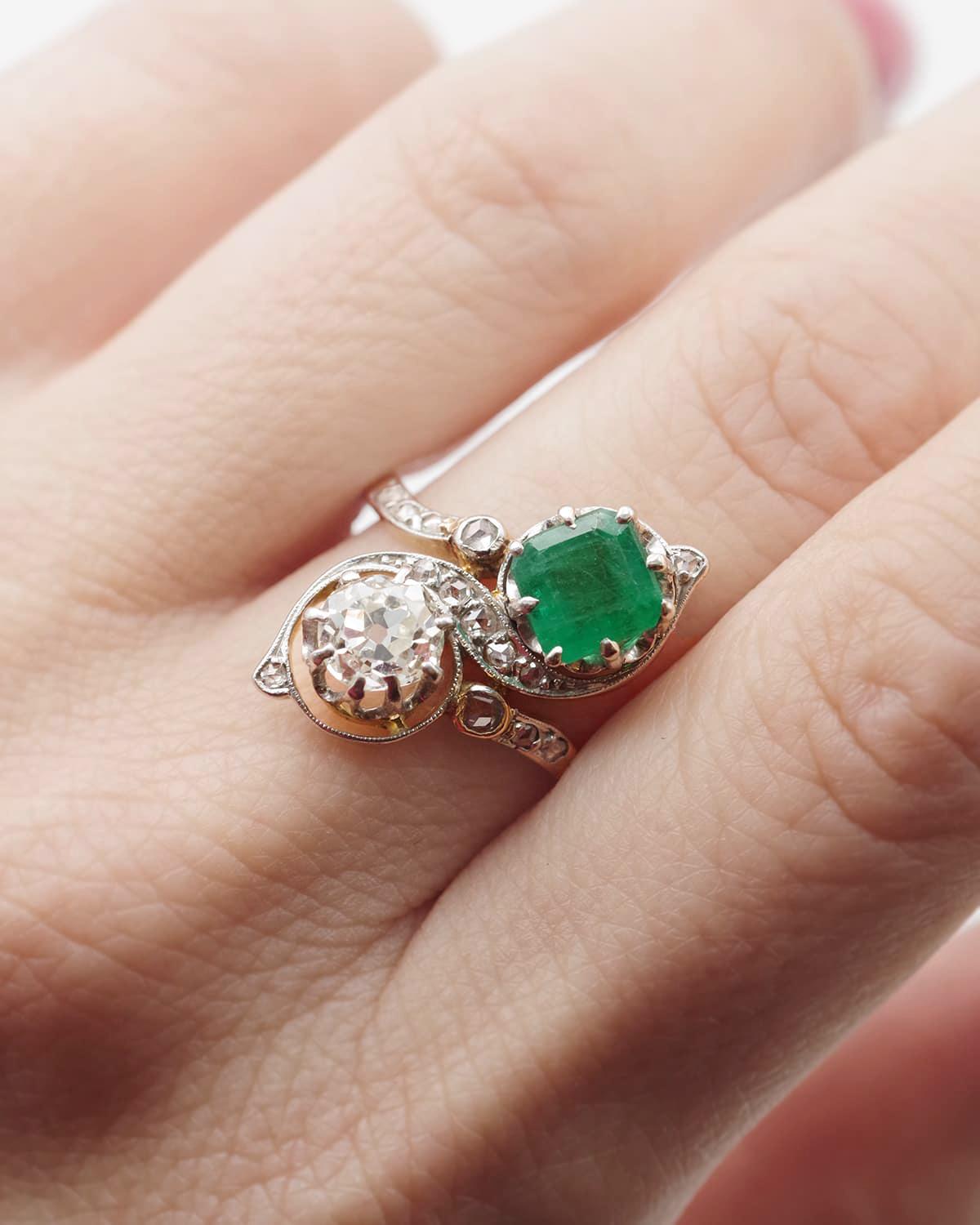 Bague Toi Moi émeraude diamant en or 18 carats. Bague de la période Belle Époque, ornée d'une émeraude carrée de 0,90 ct à pans coupés et d'un diamant de taille ancienne de 0,80 ct. Les deux pierres précieuses sont disposées selon un motif 