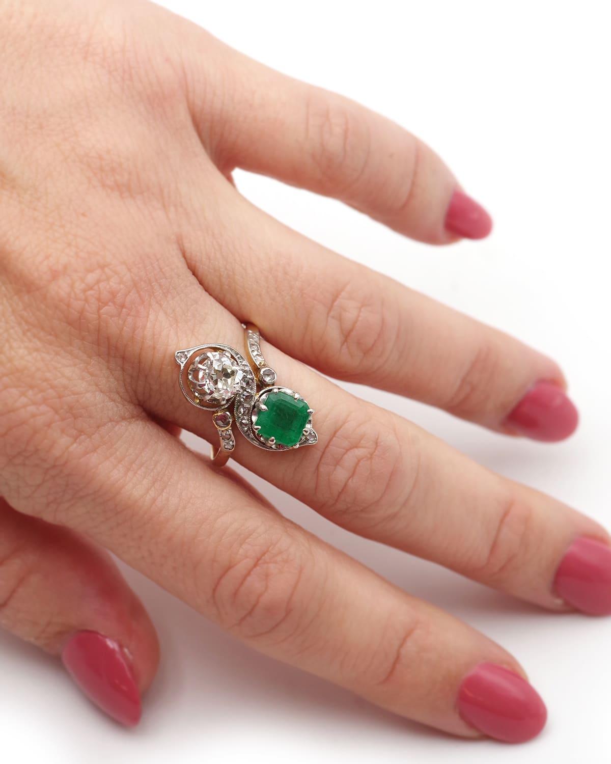 Bague Toi et Moi Belle Epoque en or 18k, émeraude 0,90 ct, diamant 0,80 ct Bon état - En vente à PARIS, FR