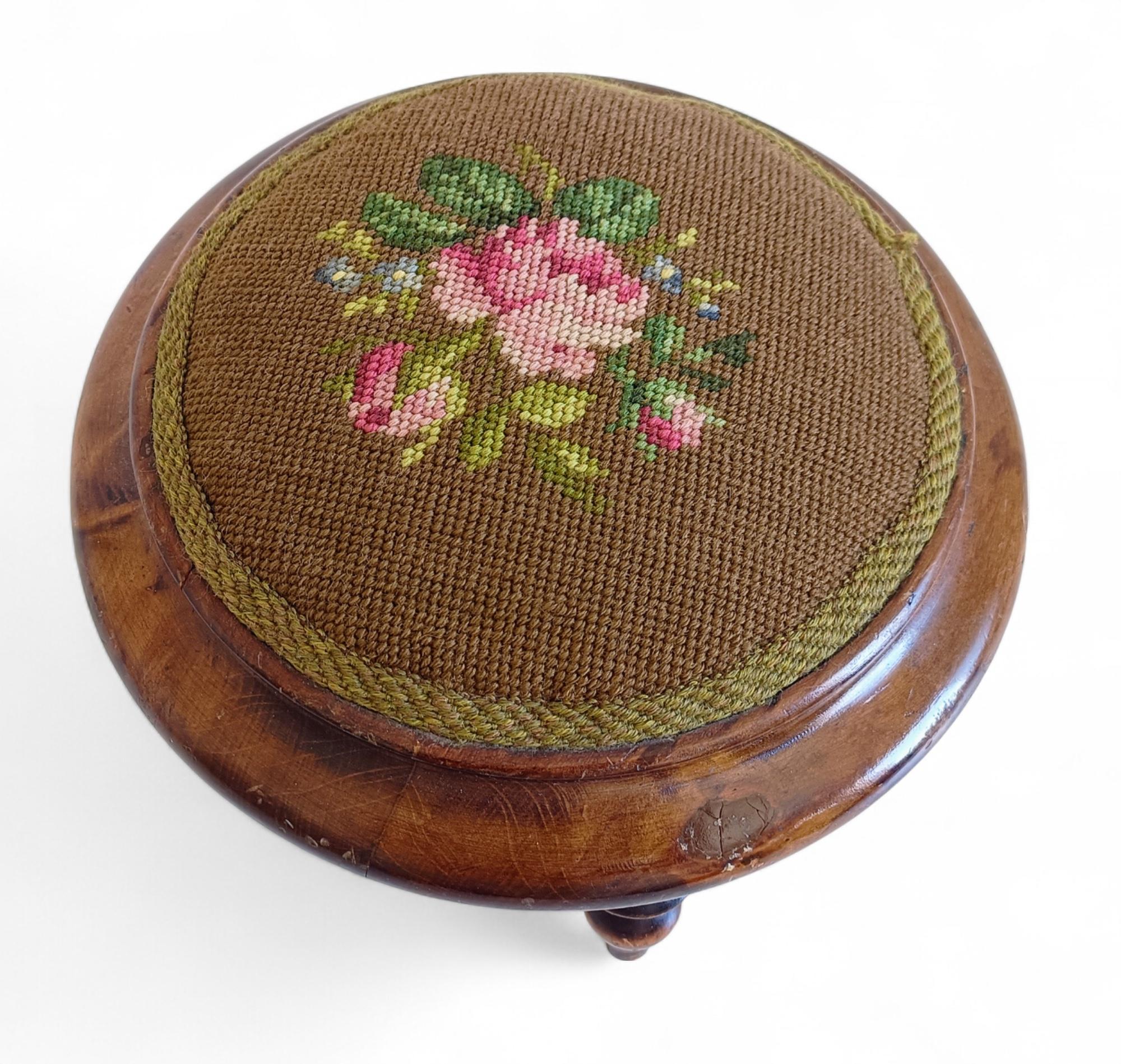 Reposapiés acentuado con tapiz bordado a mano en nogal Belle Époque, Francia, 1890 en venta 3