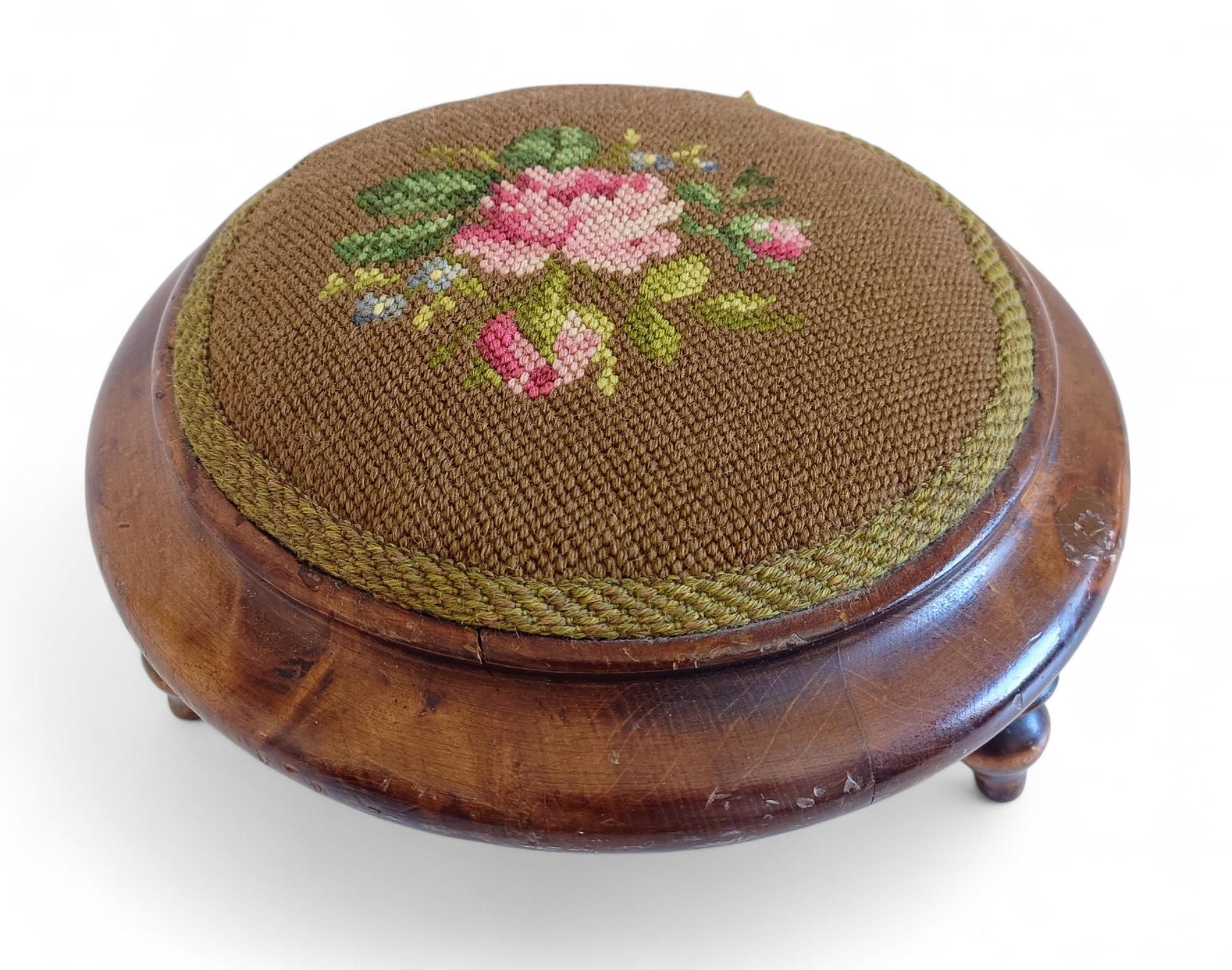 Reposapiés acentuado con tapiz bordado a mano en nogal Belle Époque, Francia, 1890 en venta 4