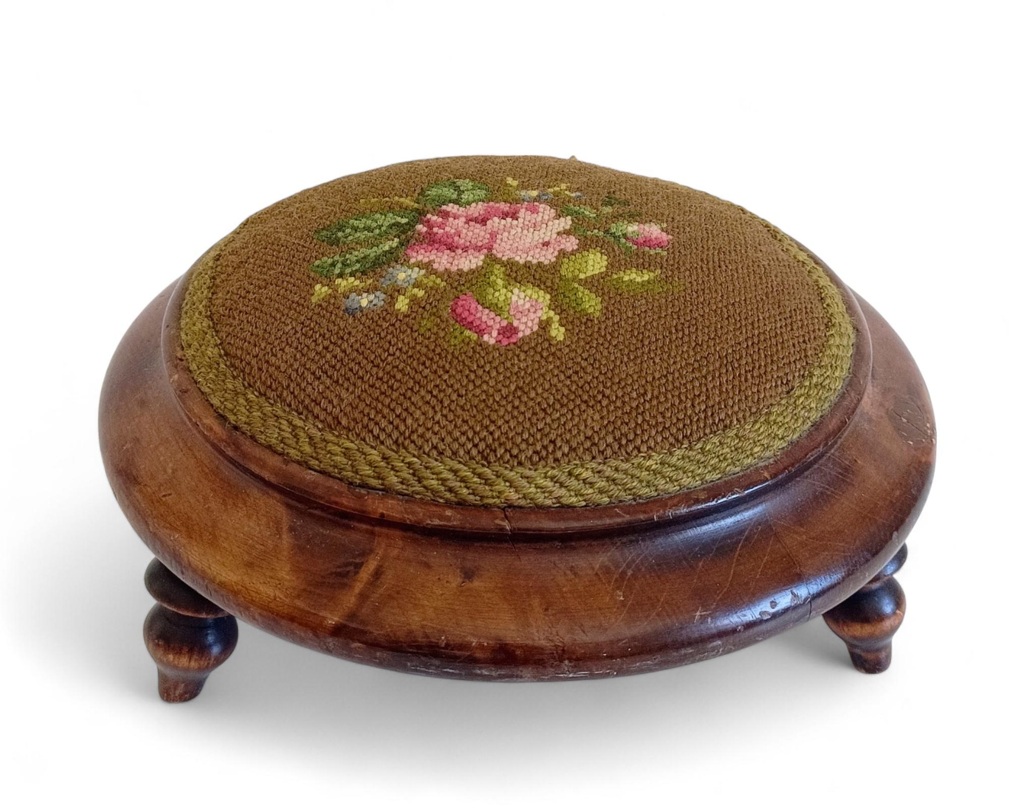 Reposapiés acentuado con tapiz bordado a mano en nogal Belle Époque, Francia, 1890 en venta 5