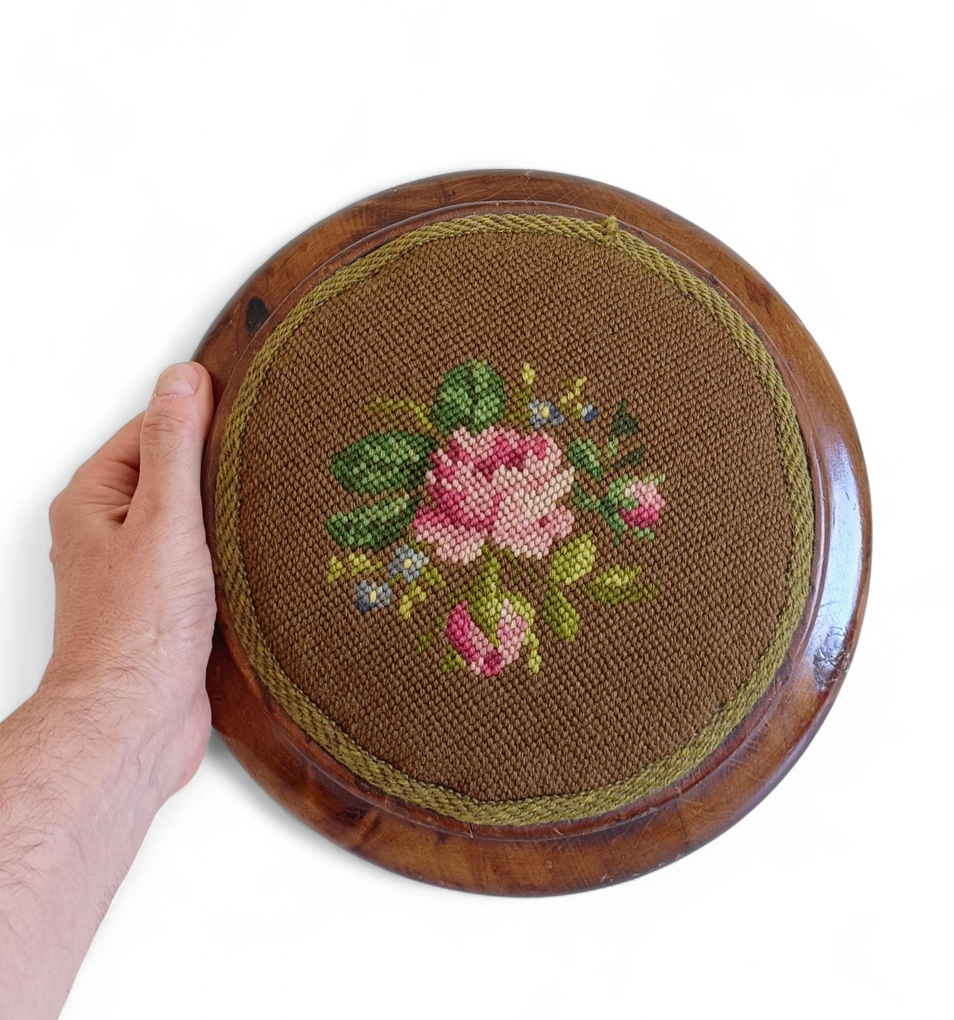 Reposapiés acentuado con tapiz bordado a mano en nogal Belle Époque, Francia, 1890 en venta 6