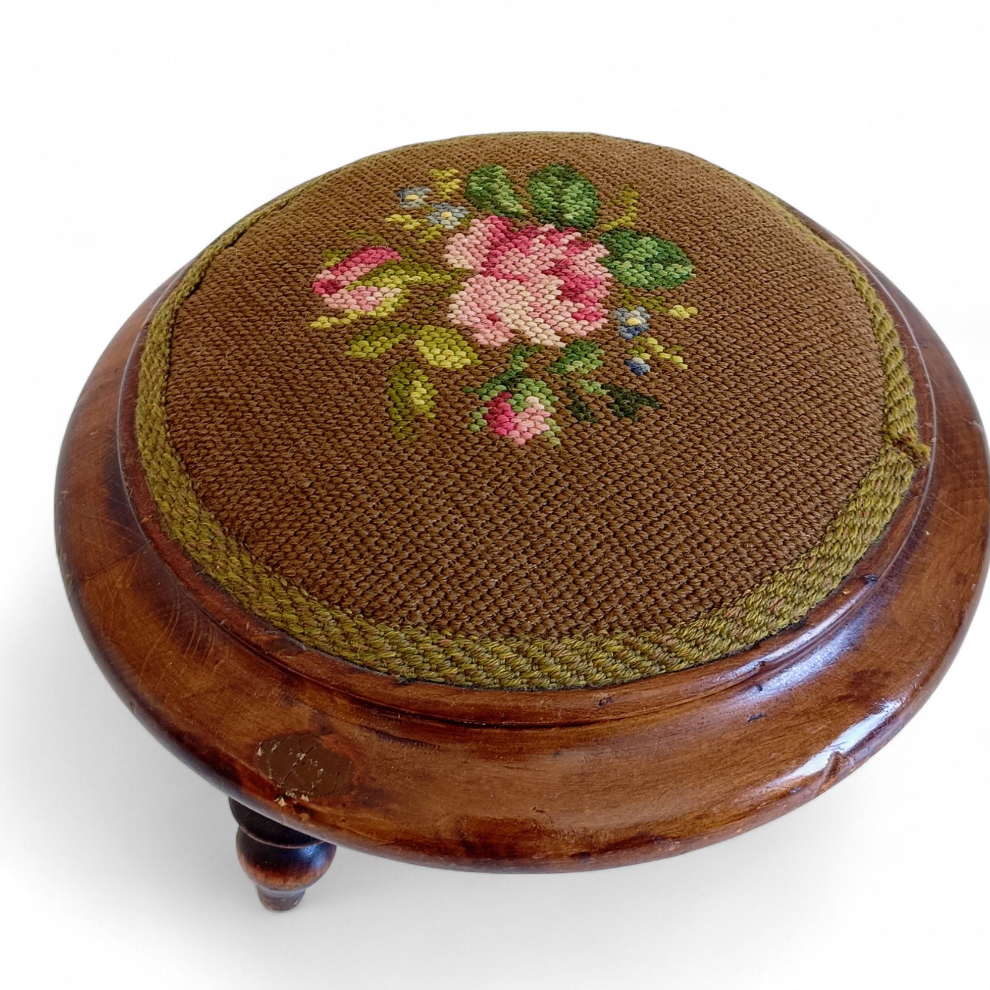 Reposapiés acentuado con tapiz bordado a mano en nogal Belle Époque, Francia, 1890 en venta 7