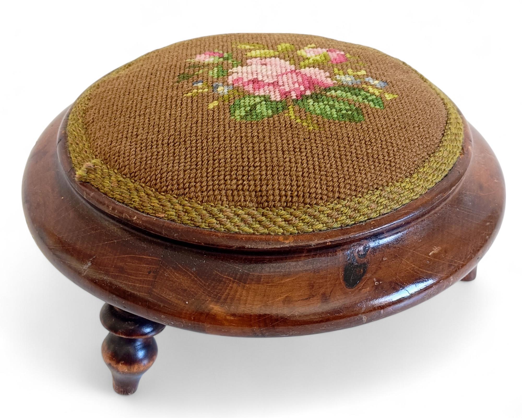 Reposapiés acentuado con tapiz bordado a mano en nogal Belle Époque, Francia, 1890 en venta 8