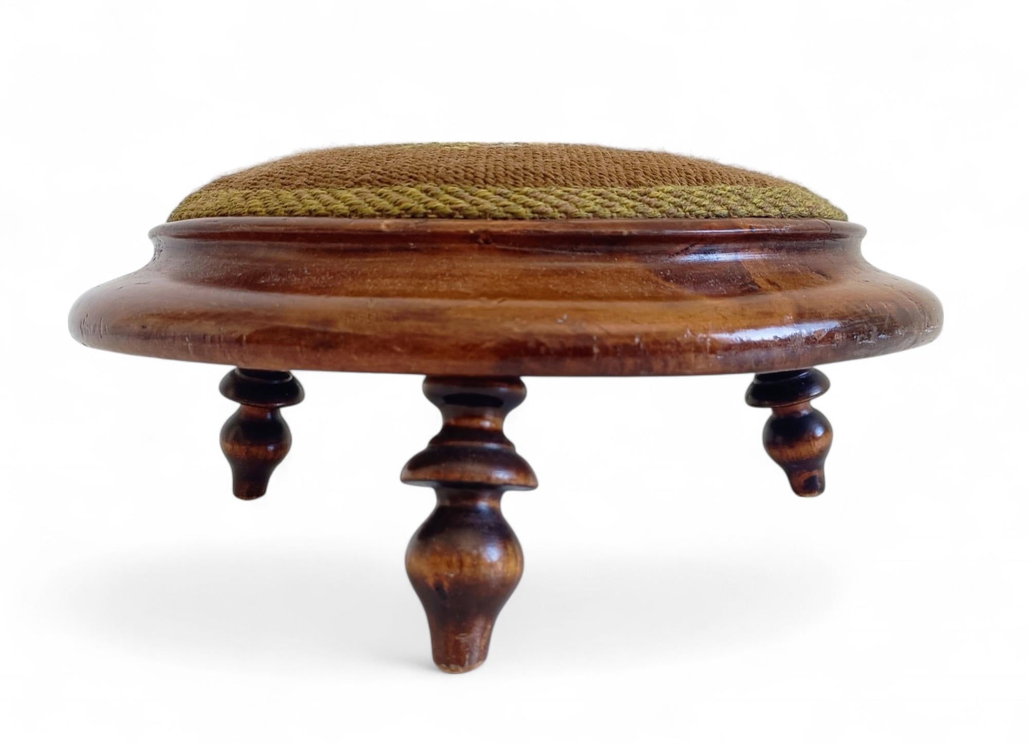 Reposapiés acentuado con tapiz bordado a mano en nogal Belle Époque, Francia, 1890 Francés en venta