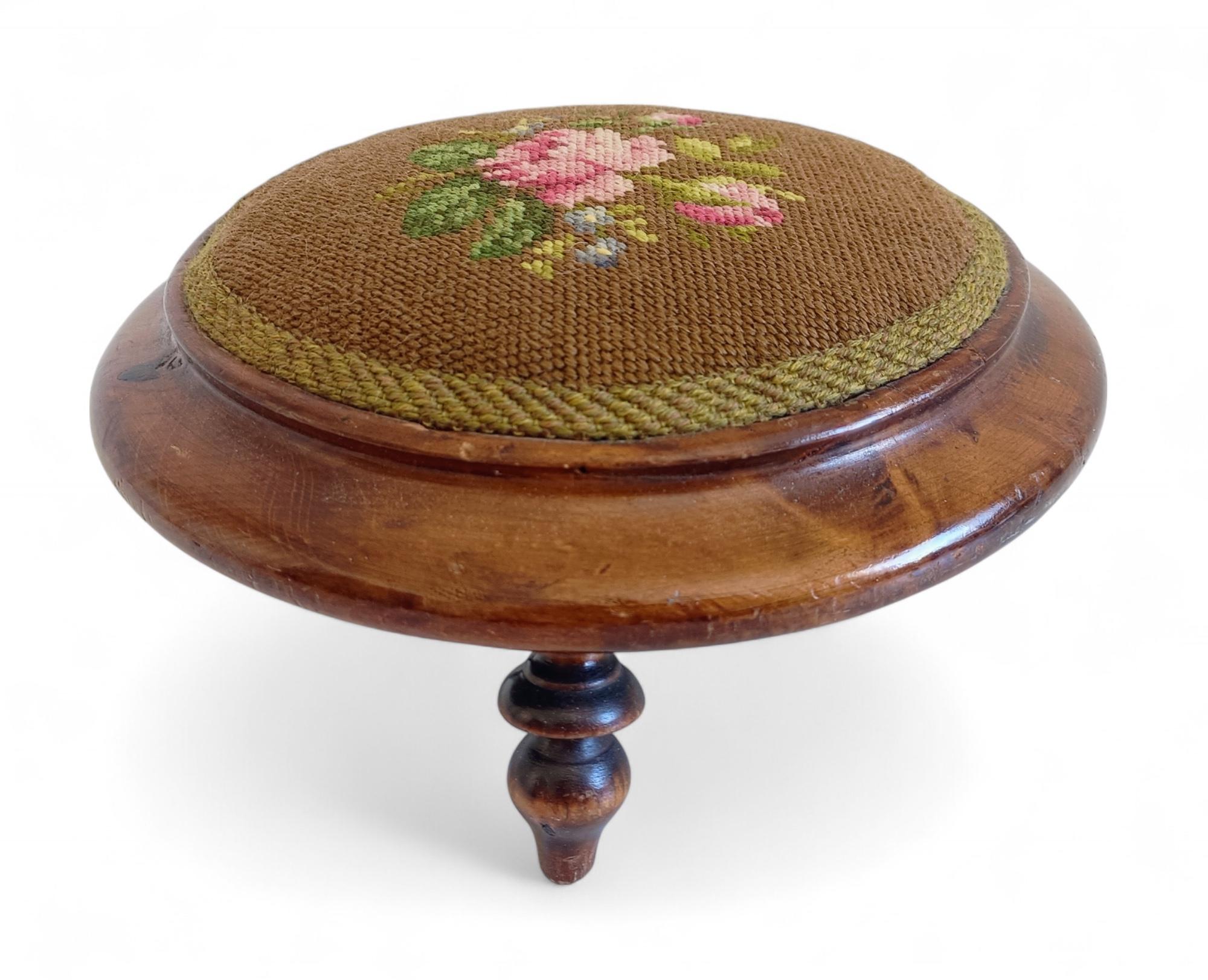 Reposapiés acentuado con tapiz bordado a mano en nogal Belle Époque, Francia, 1890 Hecho a mano en venta