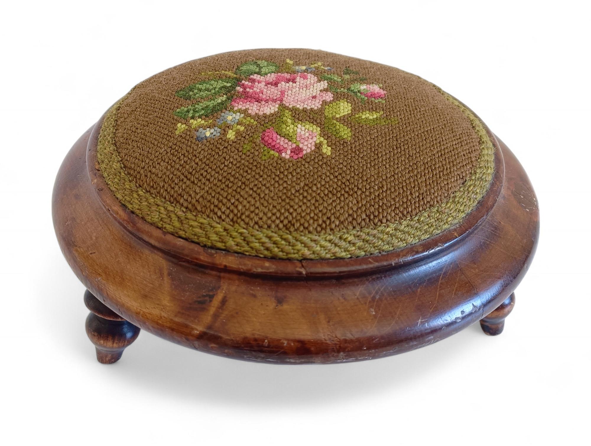 Reposapiés acentuado con tapiz bordado a mano en nogal Belle Époque, Francia, 1890 en Bueno estado para la venta en Valencia, VC