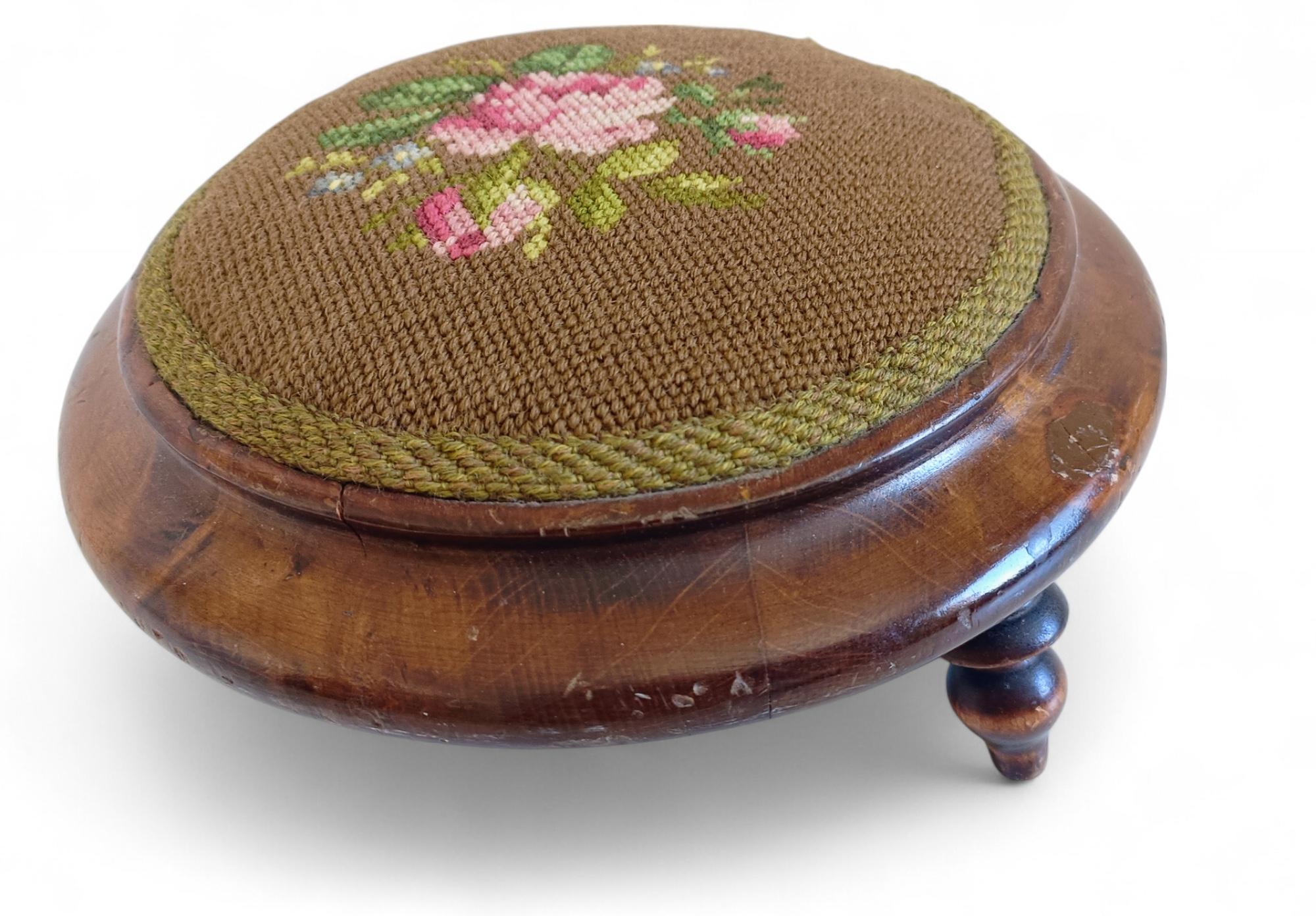Reposapiés acentuado con tapiz bordado a mano en nogal Belle Époque, Francia, 1890 Fines del siglo XIX en venta