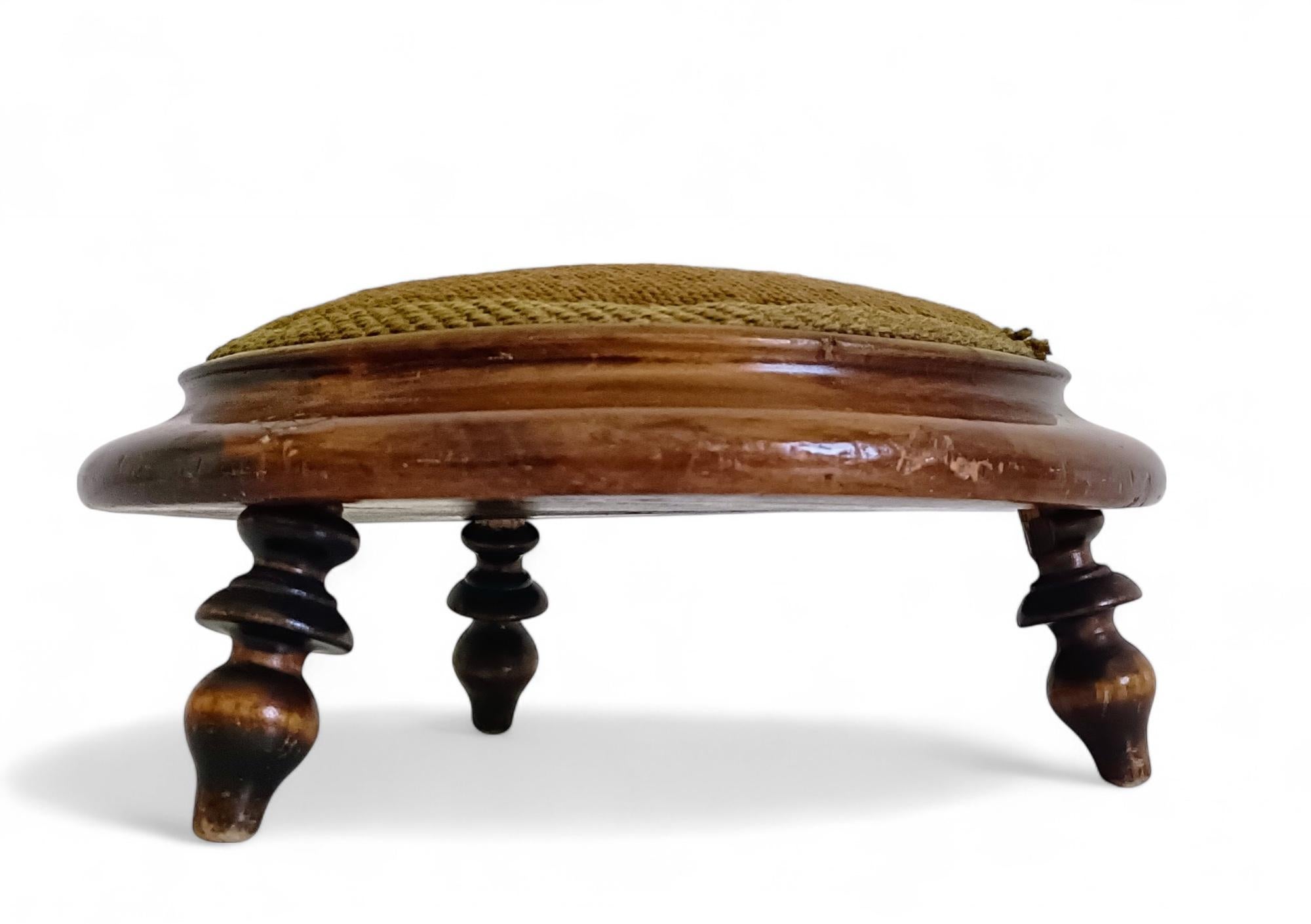 Reposapiés acentuado con tapiz bordado a mano en nogal Belle Époque, Francia, 1890 Lana en venta