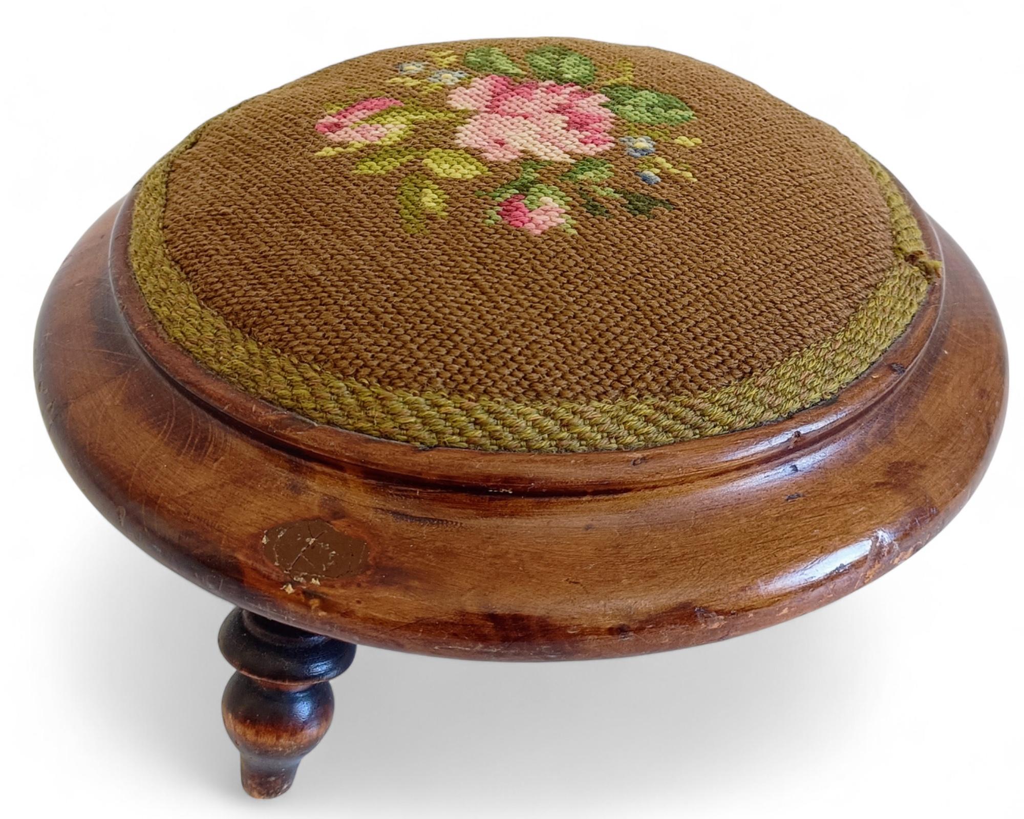 Reposapiés acentuado con tapiz bordado a mano en nogal Belle Époque, Francia, 1890 en venta 1