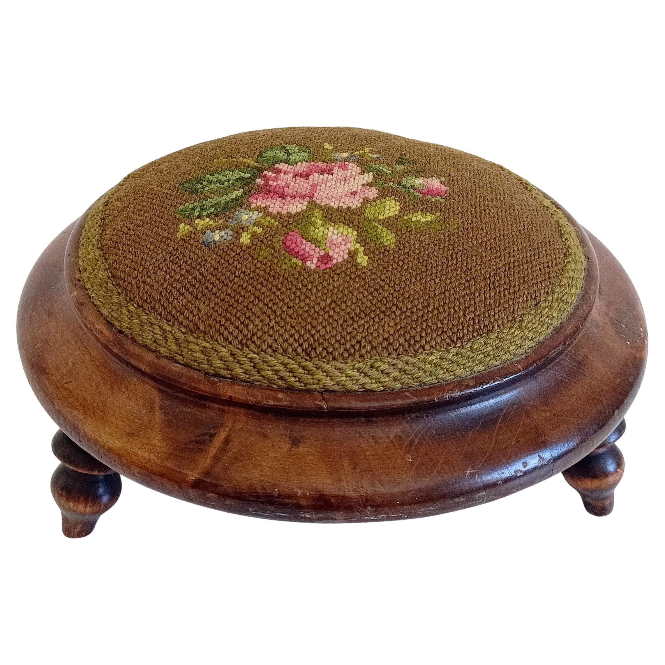 Reposapiés acentuado con tapiz bordado a mano en nogal Belle Époque, Francia, 1890 en venta