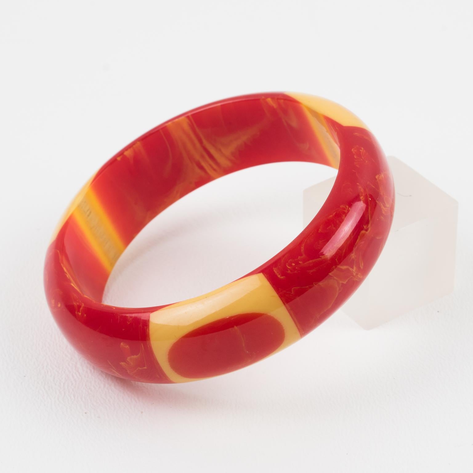 Belle Kogan Bracelet jonc en bakélite avec points stratifiés Excellent état - En vente à Atlanta, GA