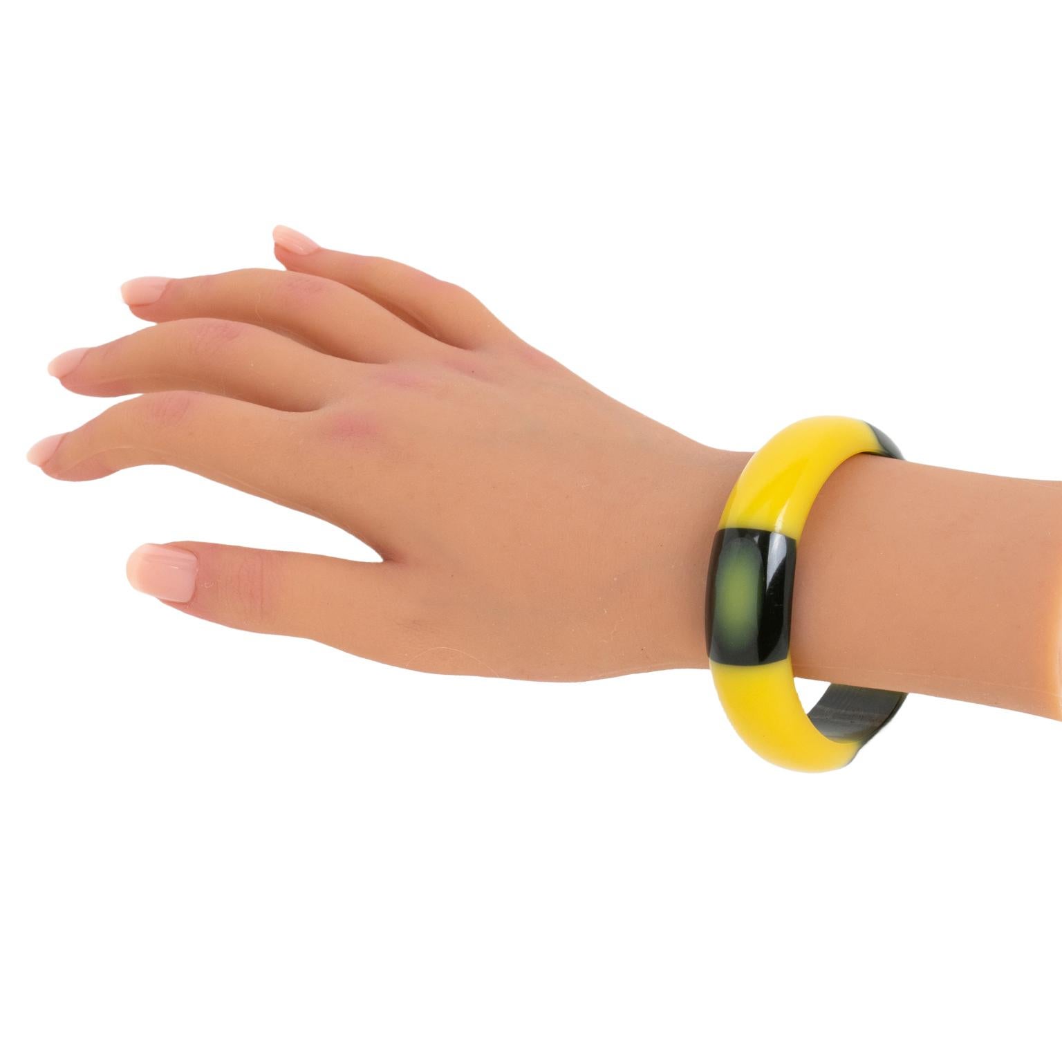 Bracelet jonc Belle Kogan en bakélite stratifiée en vente 3