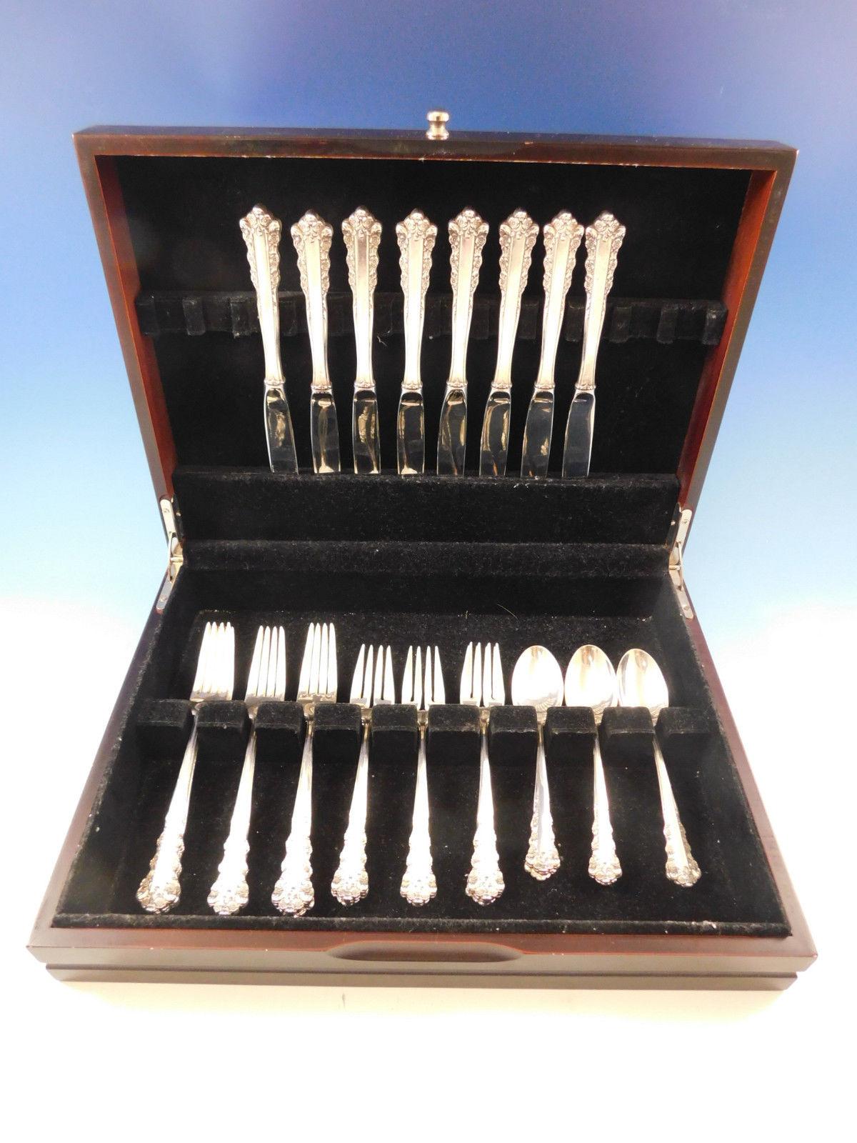 Experience heirloom quality luxury with this stunning Belle Meade by Lunt sterling silver flatware set, 32 pieces. This set includes:

8 knives, 9 1/8