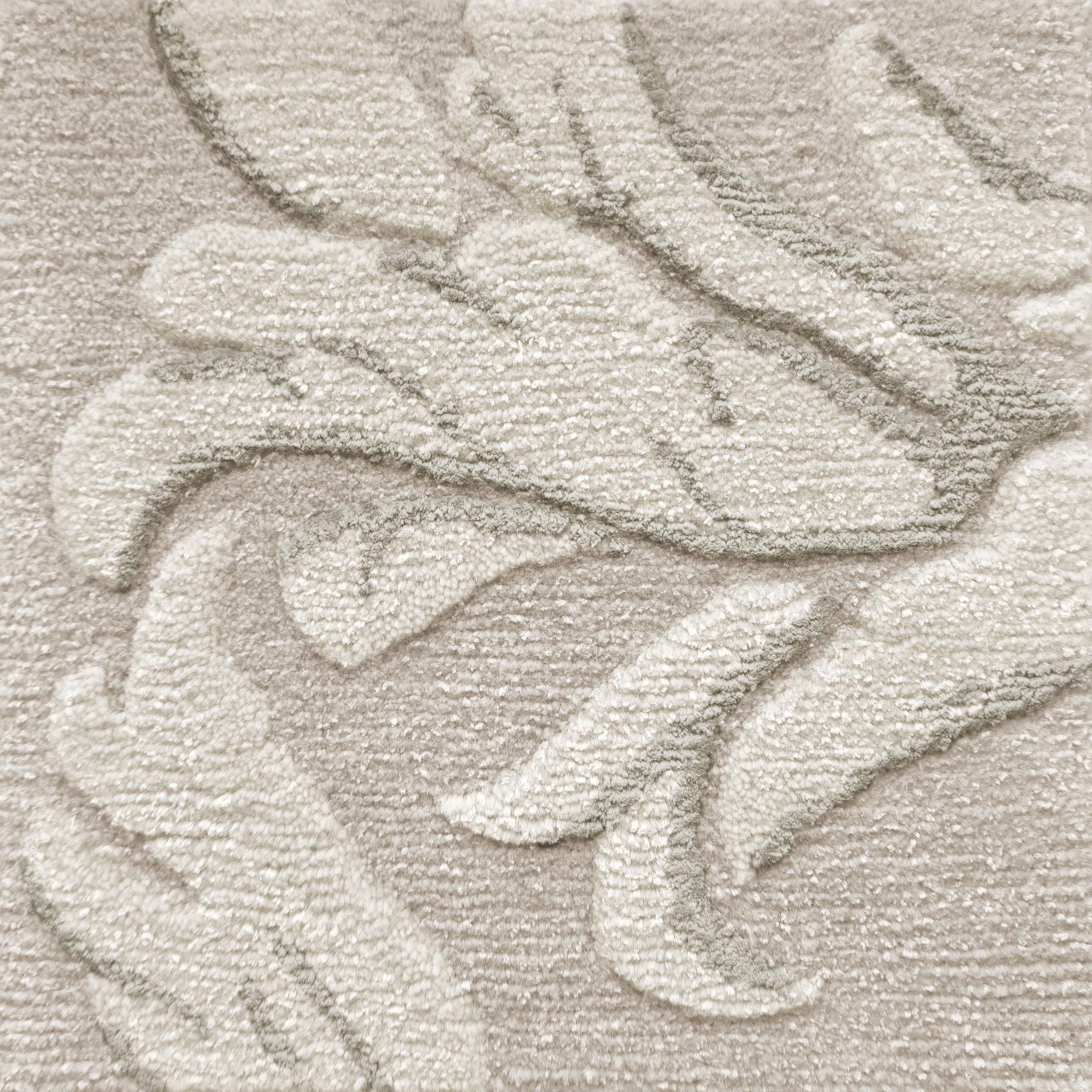 Una rivisitazione contemporanea di disegni tradizionali che vanno dal damasco persiano agli ornamenti floreali francesi, presentati in schemi di colori attuali. La collezione evoca un senso di antichità e tradizione storica. La raffinata lavorazione