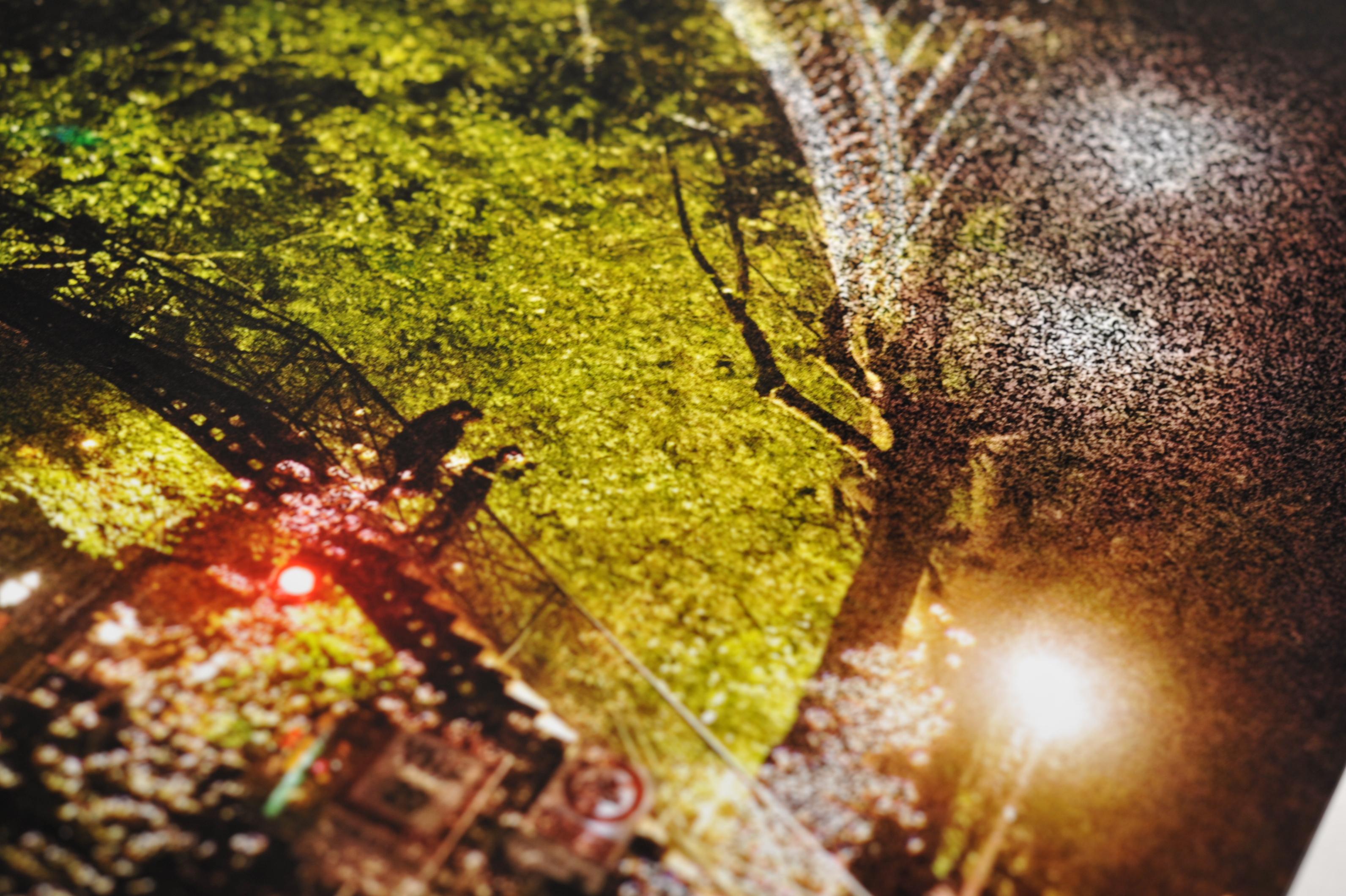 Bistro nach dem Regen – Photograph von Bellec