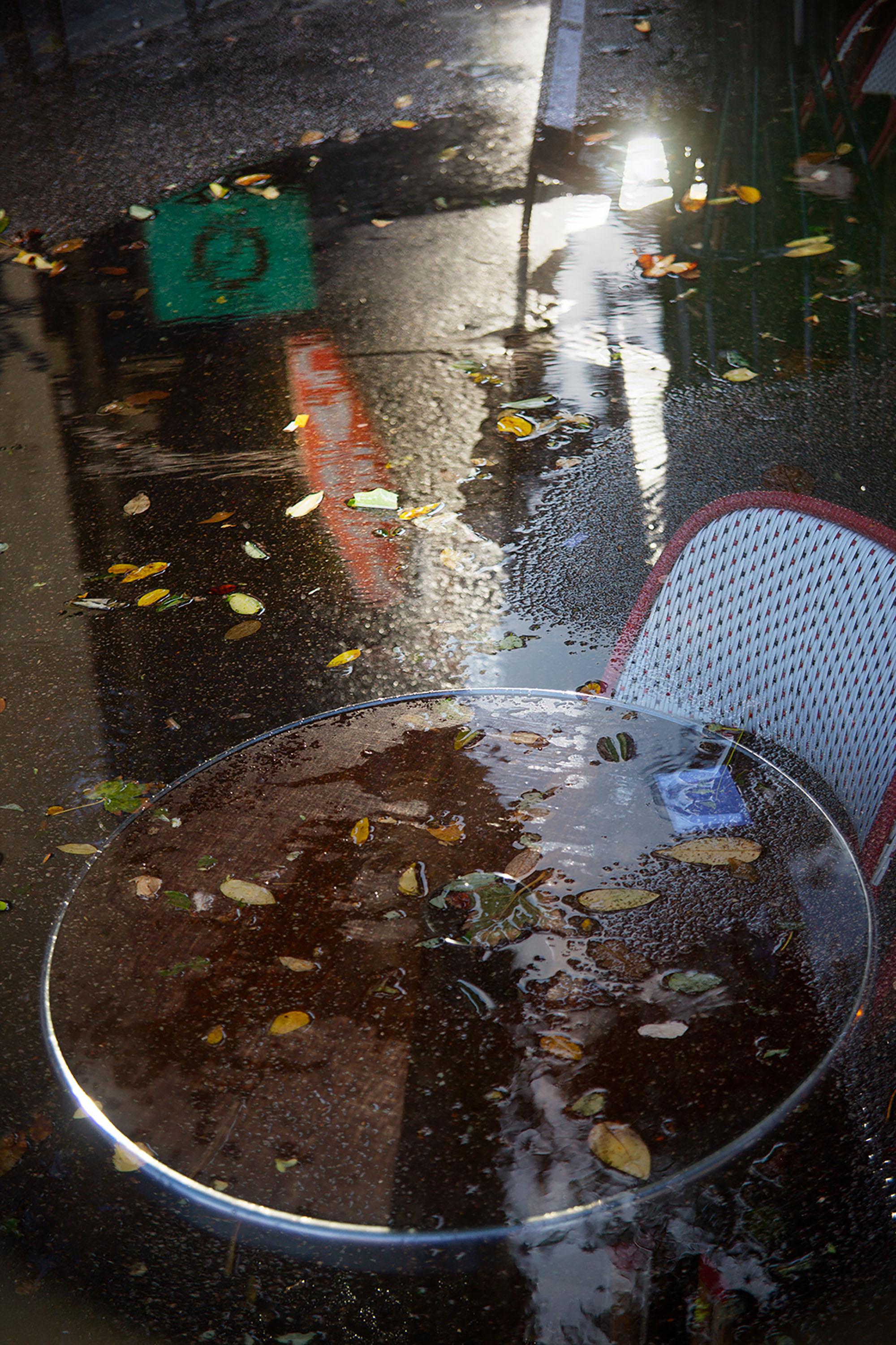 Bellec Color Photograph – Bistro nach dem Regen