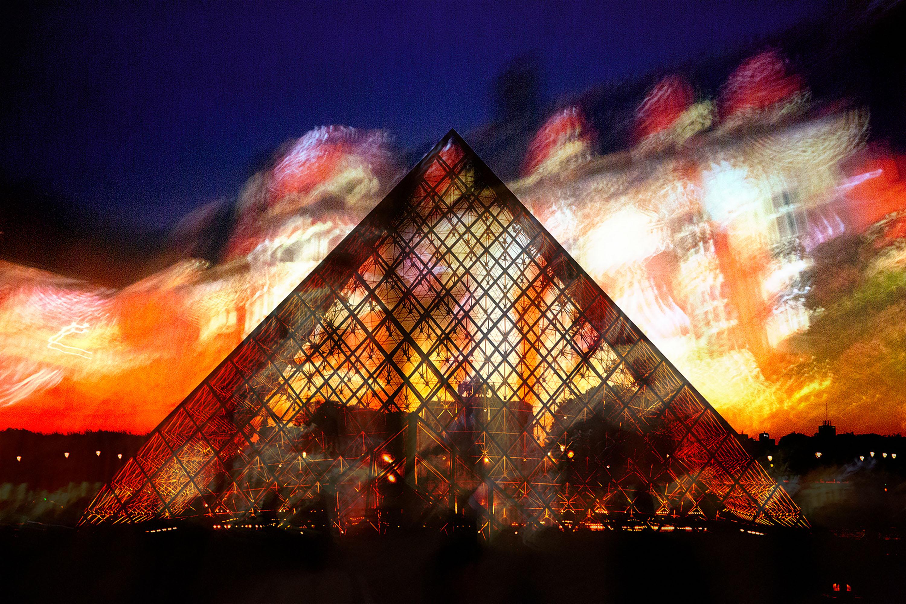 Color Photograph di Bellec - La piramide del Louvre di notte