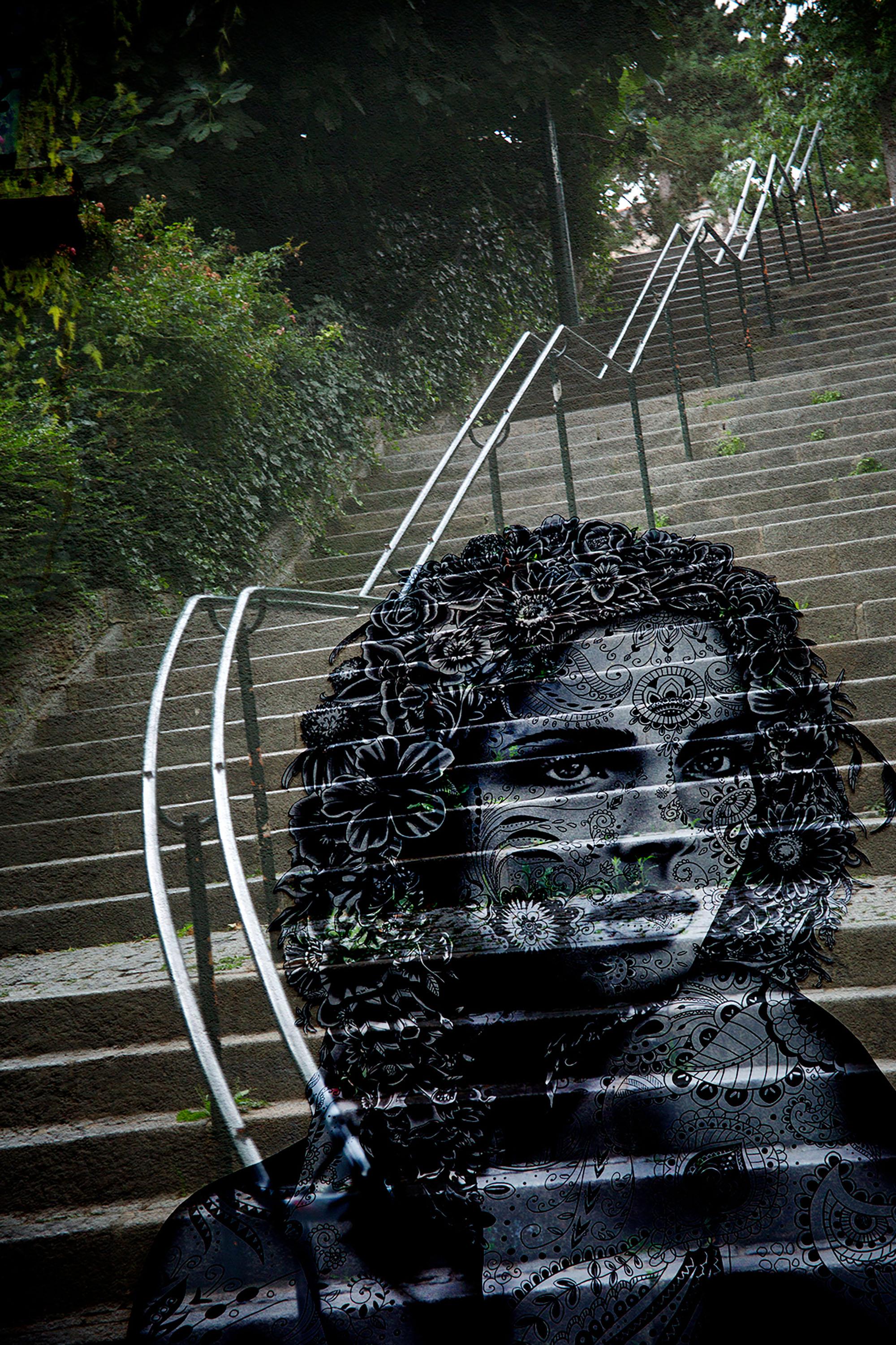 Color Photograph de Bellec - Escaleras con una pintada