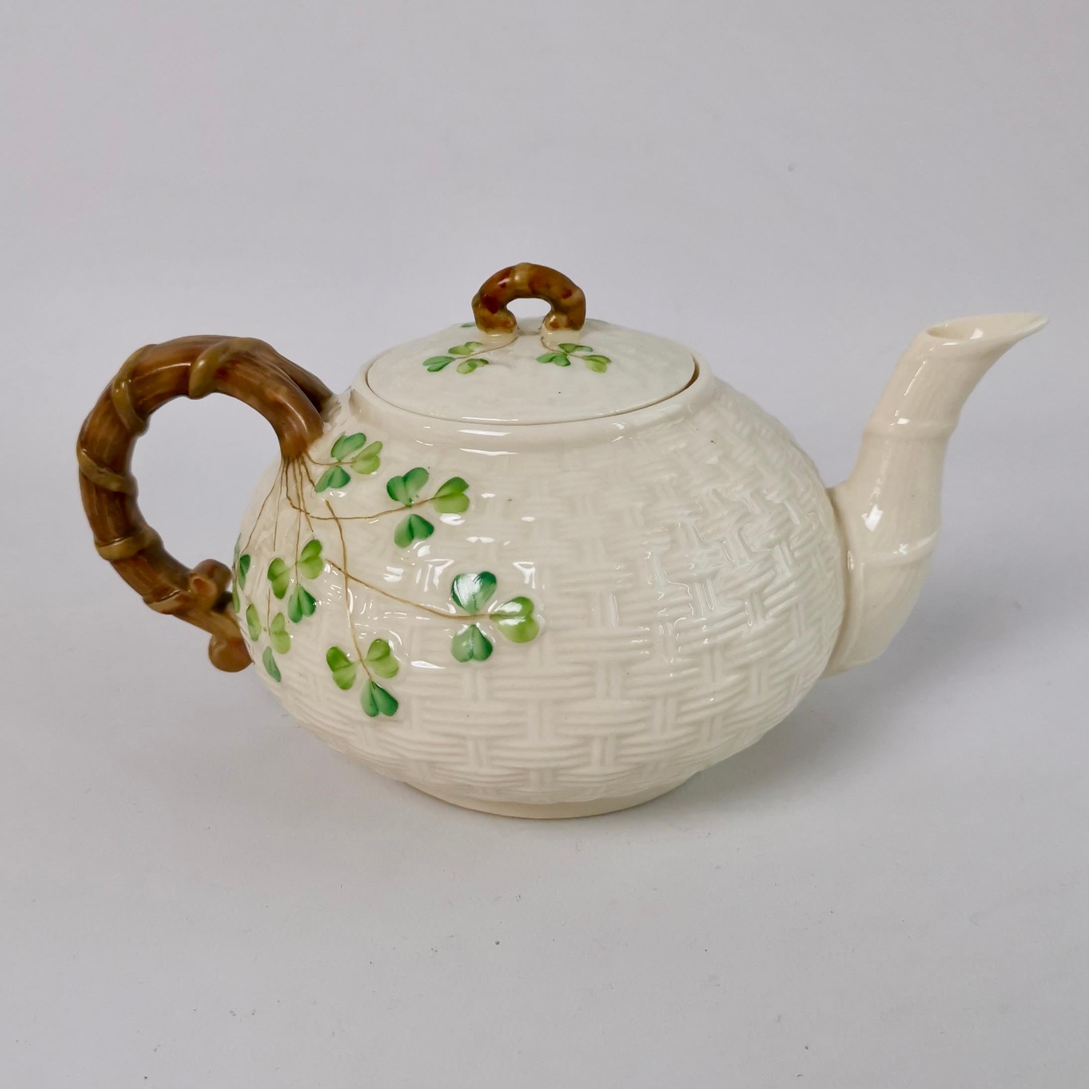 Service à thé de cabaret Belleek pour deux personnes, motif Shamrock, 1891-1946 Bon état - En vente à London, GB