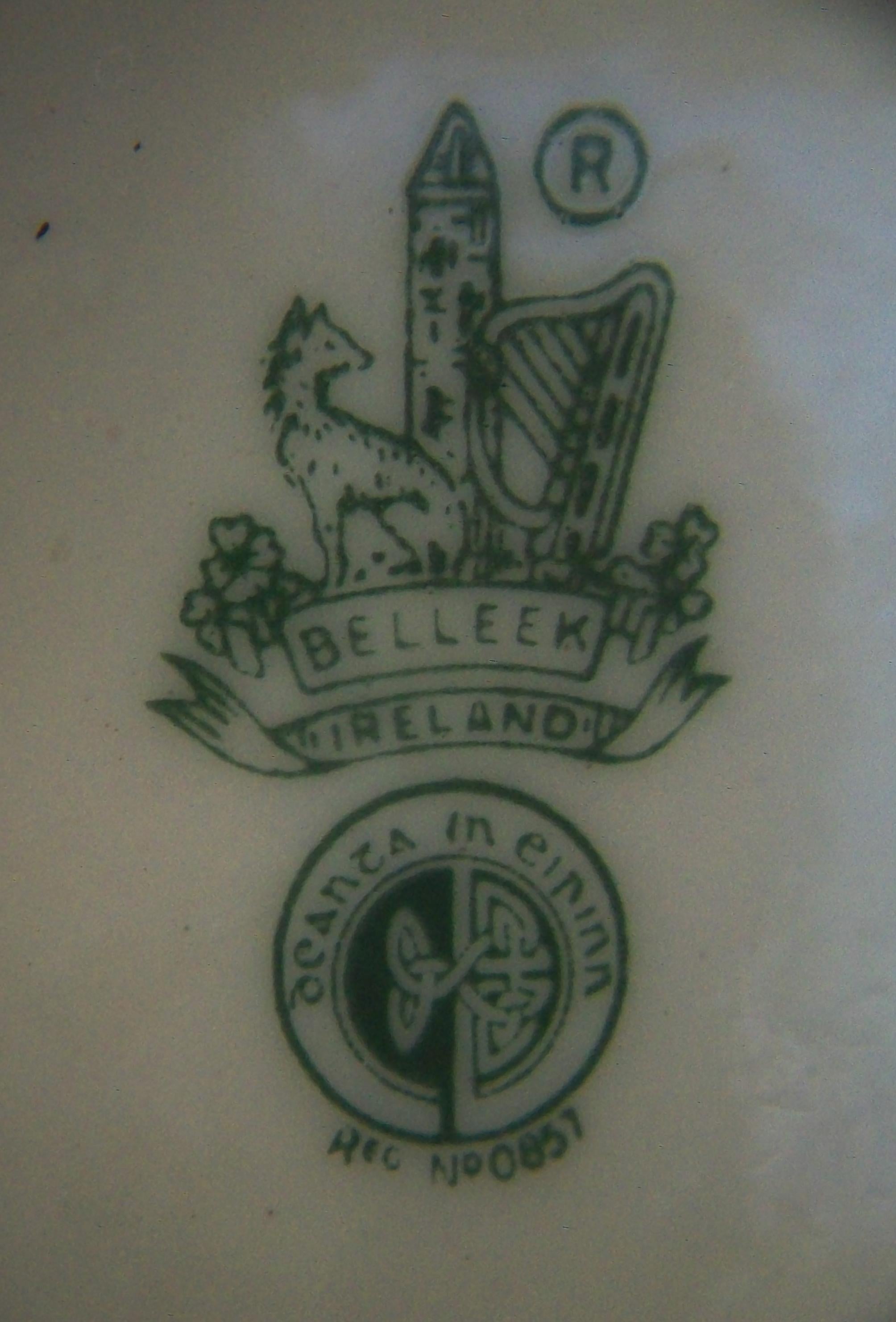 BELLEEK, Keramikkanne mit applizierter Blumendekoration, Irland, um 1965-80 im Angebot 2