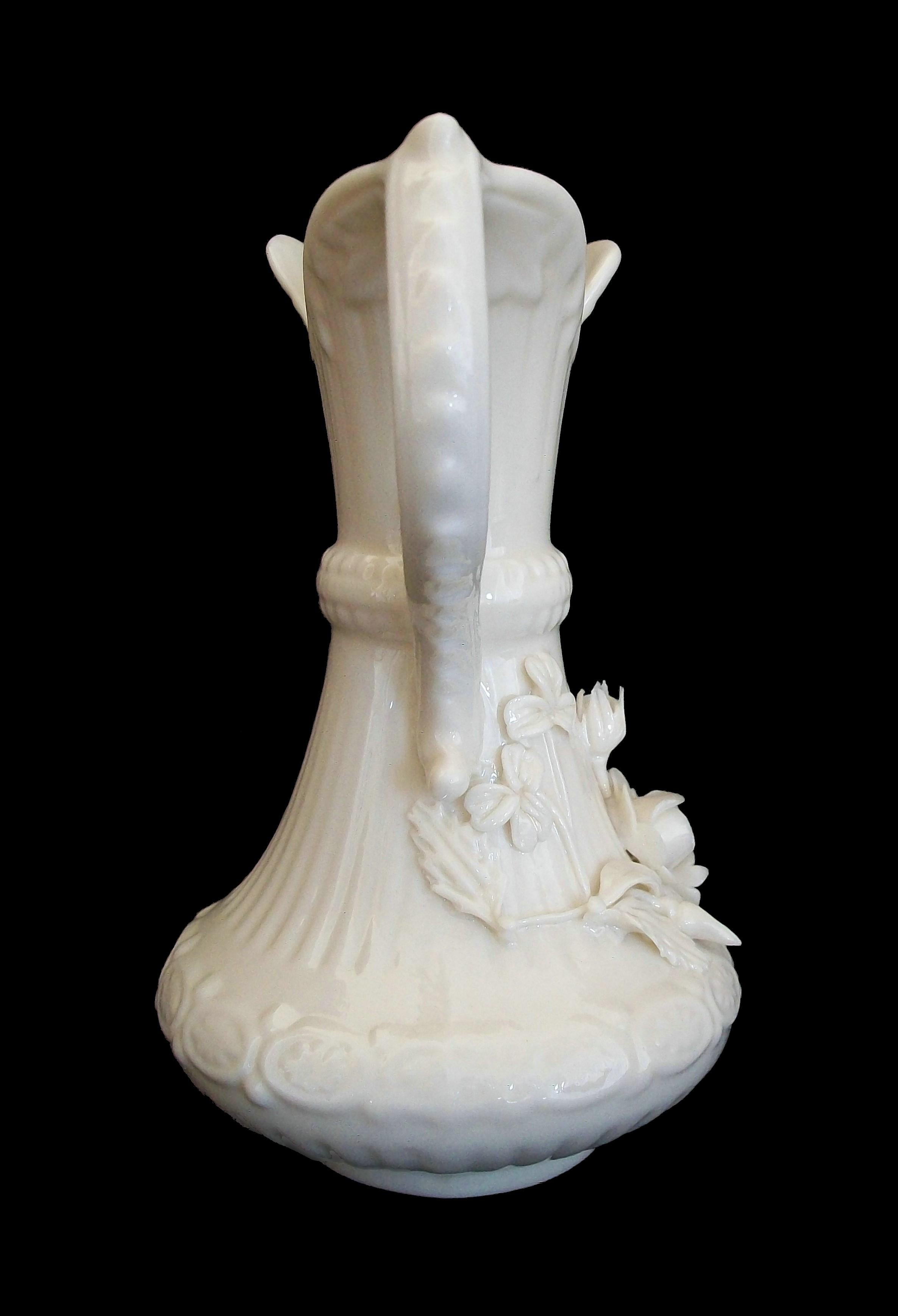 BELLEEK, Keramikkanne mit applizierter Blumendekoration, Irland, um 1965-80 (Glasiert) im Angebot