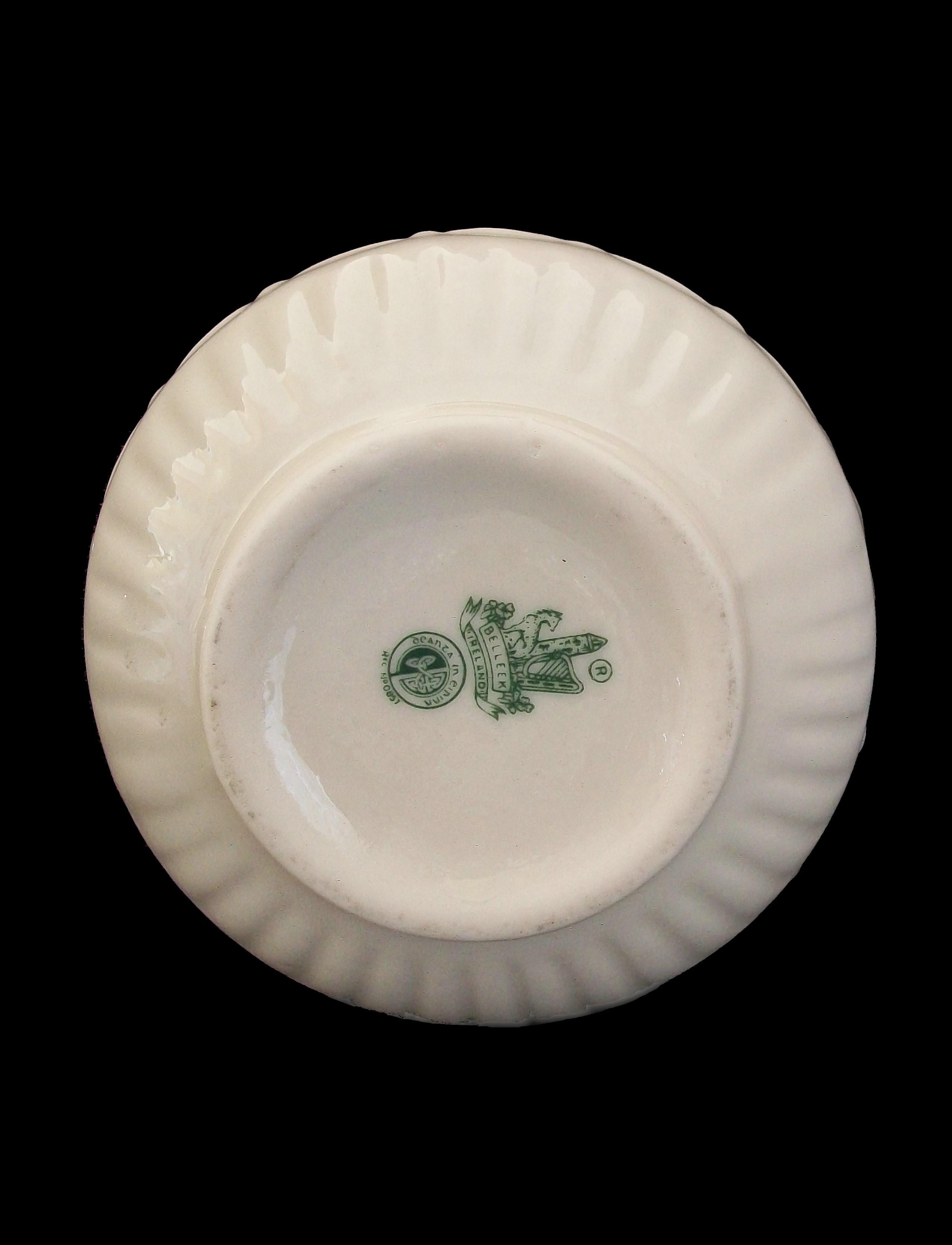 BELLEEK, Keramikkanne mit applizierter Blumendekoration, Irland, um 1965-80 im Angebot 1