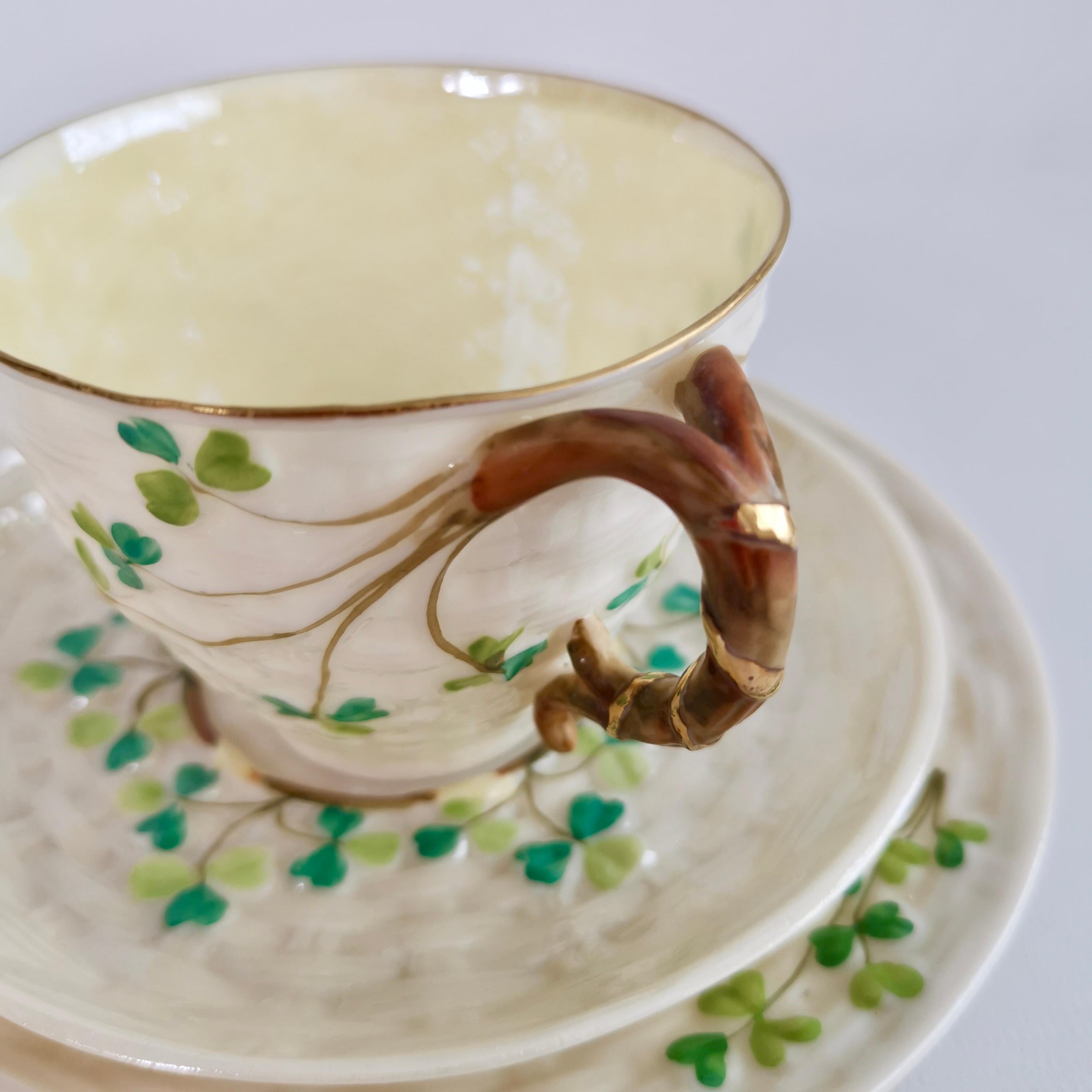 Porcelaine Trio de tasses à café Belleek, motif Shamrock, 1891-1926 en vente