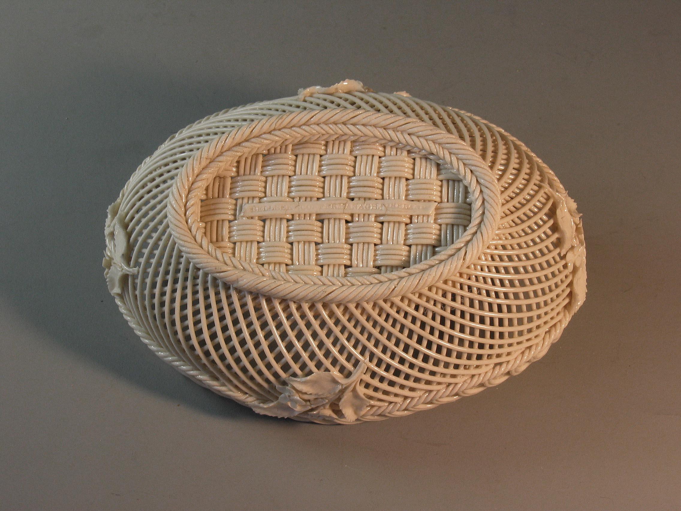 Vierreihiger ovaler Korb im Belleek-Stil, 20. Jahrhundert (Porzellan) im Angebot
