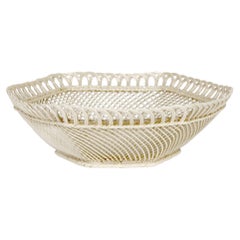 Sechseckiger, glasierter irischer antiker Porzellankorb in Lustre-Form aus der Belle Époche