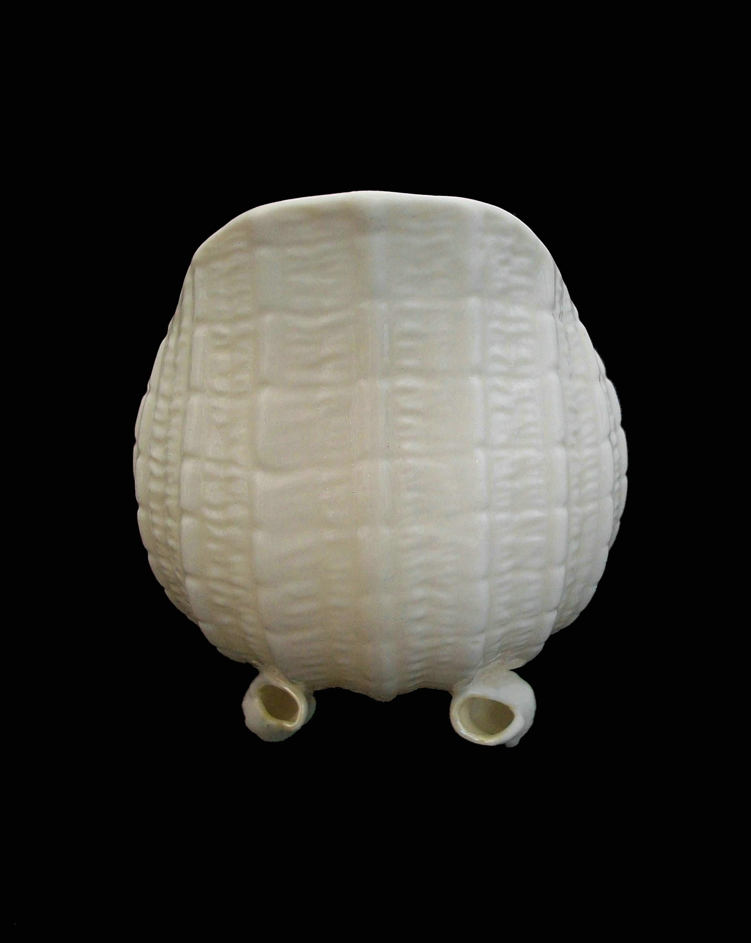 20ième siècle BELLEEK - « Neptune » - Pichet en céramique couleur crème - Irlande - vers 1965-1980 en vente