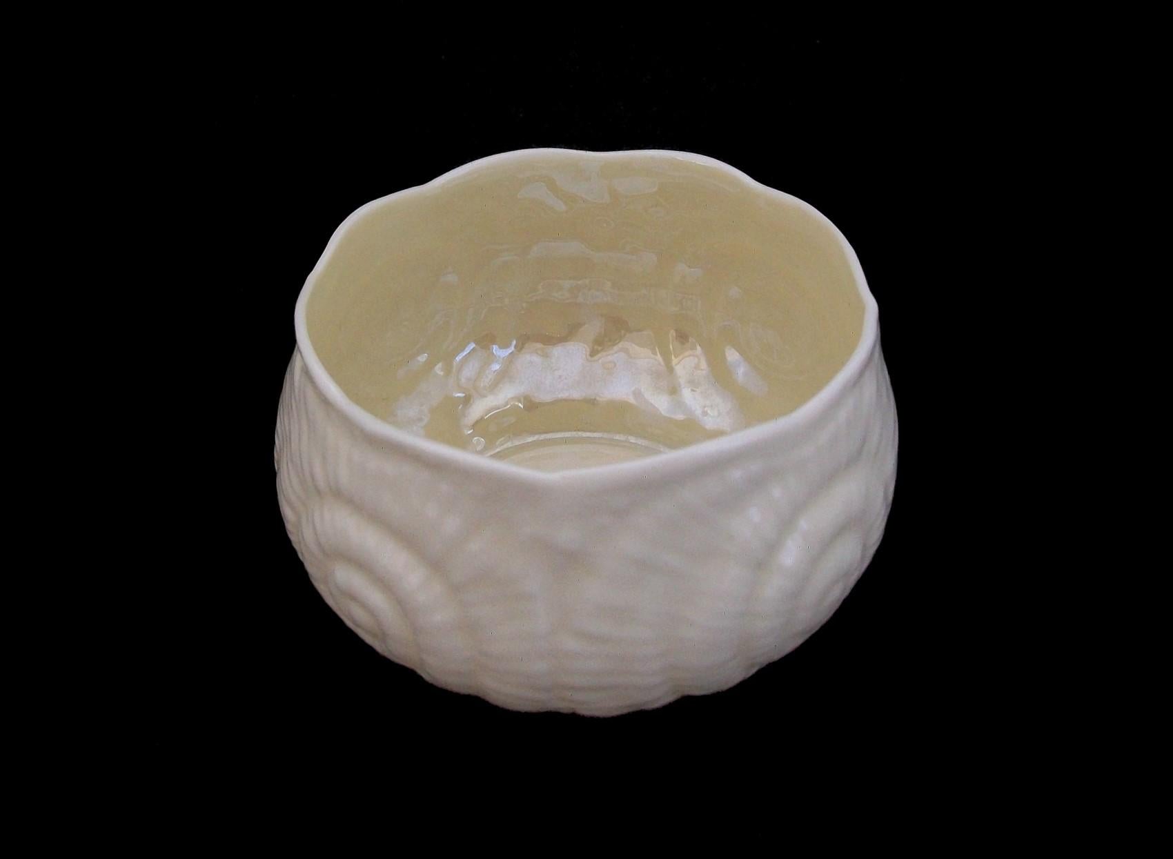 Smaltato Belleek - 'Neptune' - Zuccheriera in ceramica - Irlanda - 1965-1980 circa in vendita