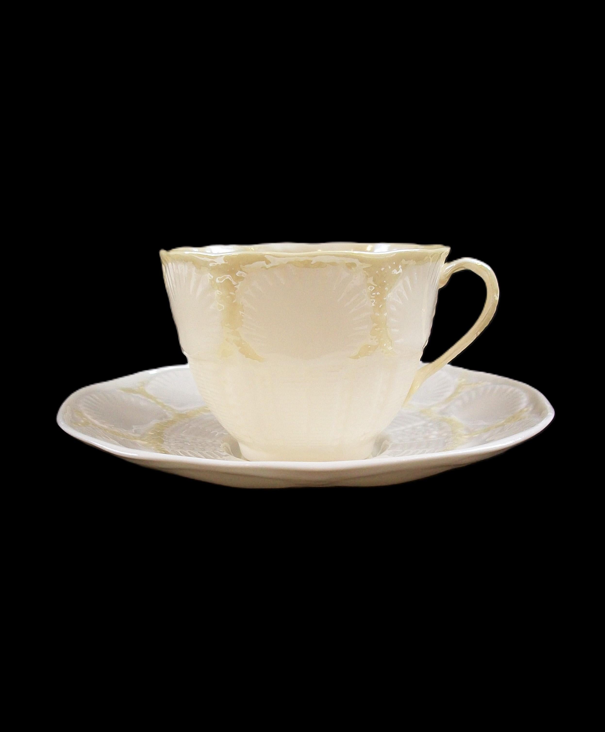 BELLEEK - 'New Shell - Amarillo' - Taza de Té y Plato - Irlanda - Circa 1965-1980 Victoriano en venta