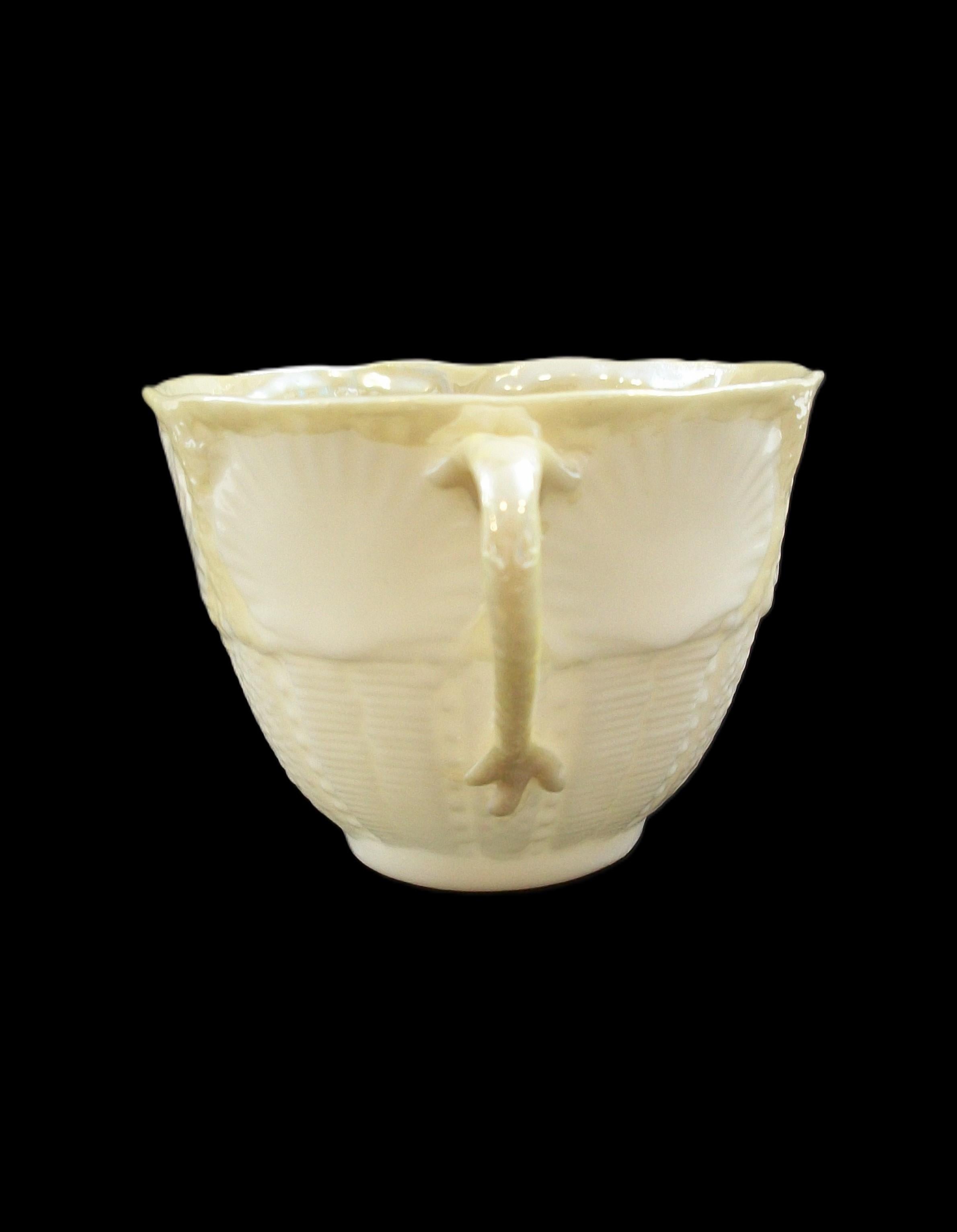 BELLEEK - 'New Shell - Amarillo' - Taza de Té y Plato - Irlanda - Circa 1965-1980 Europeo en venta
