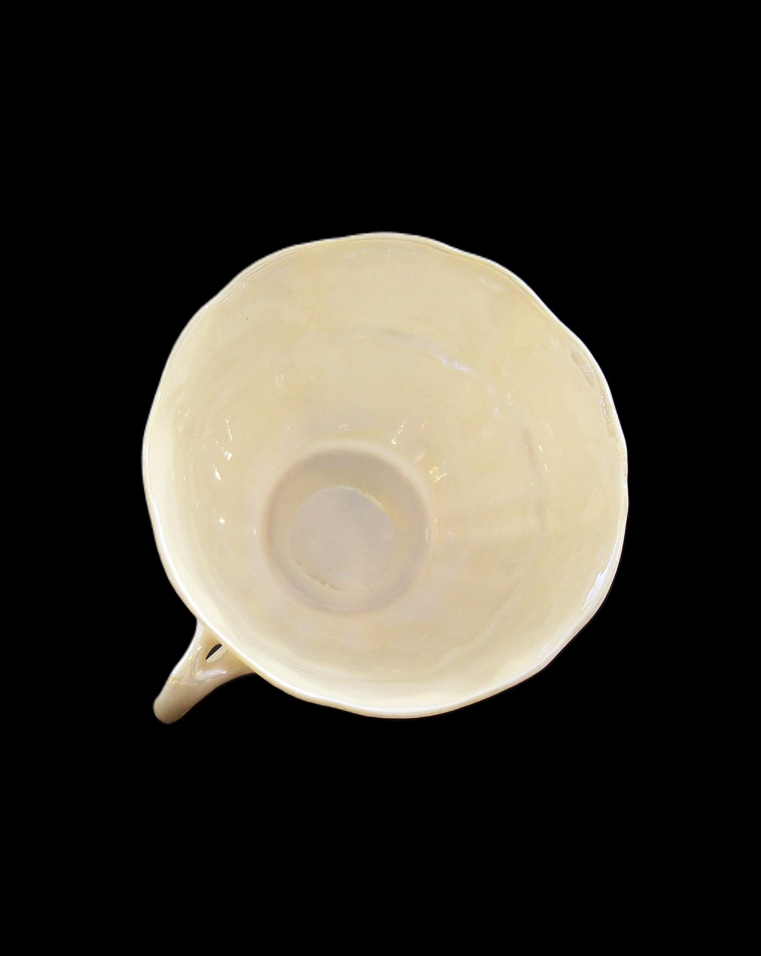 BELLEEK - 'New Shell - Amarillo' - Taza de Té y Plato - Irlanda - Circa 1965-1980 Hecho a mano en venta