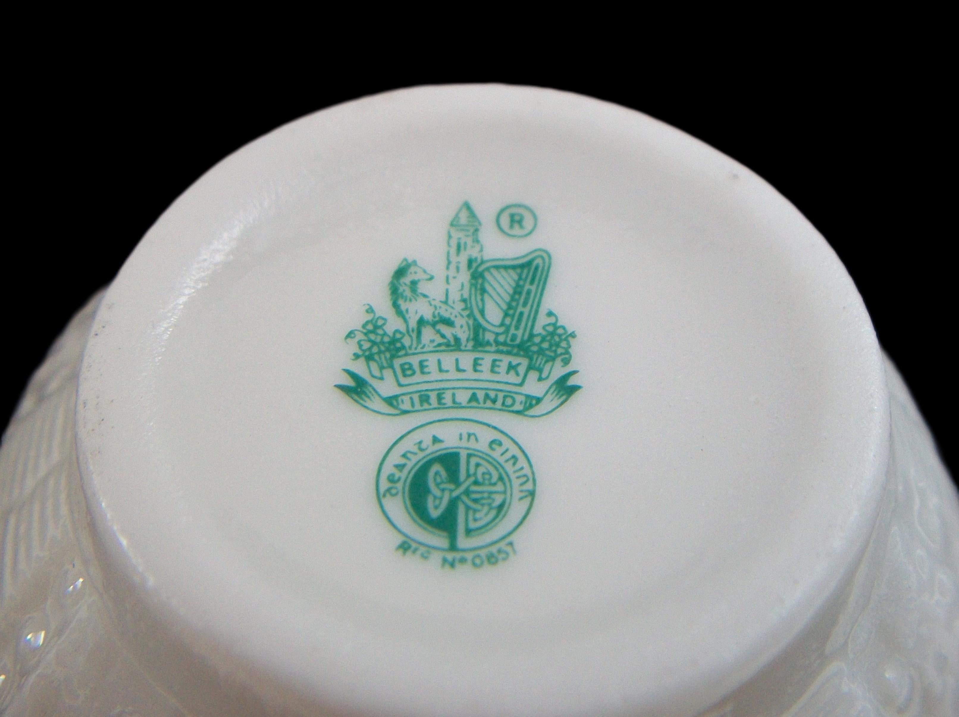 BELLEEK - 'New Shell - Amarillo' - Taza de Té y Plato - Irlanda - Circa 1965-1980 siglo XX en venta