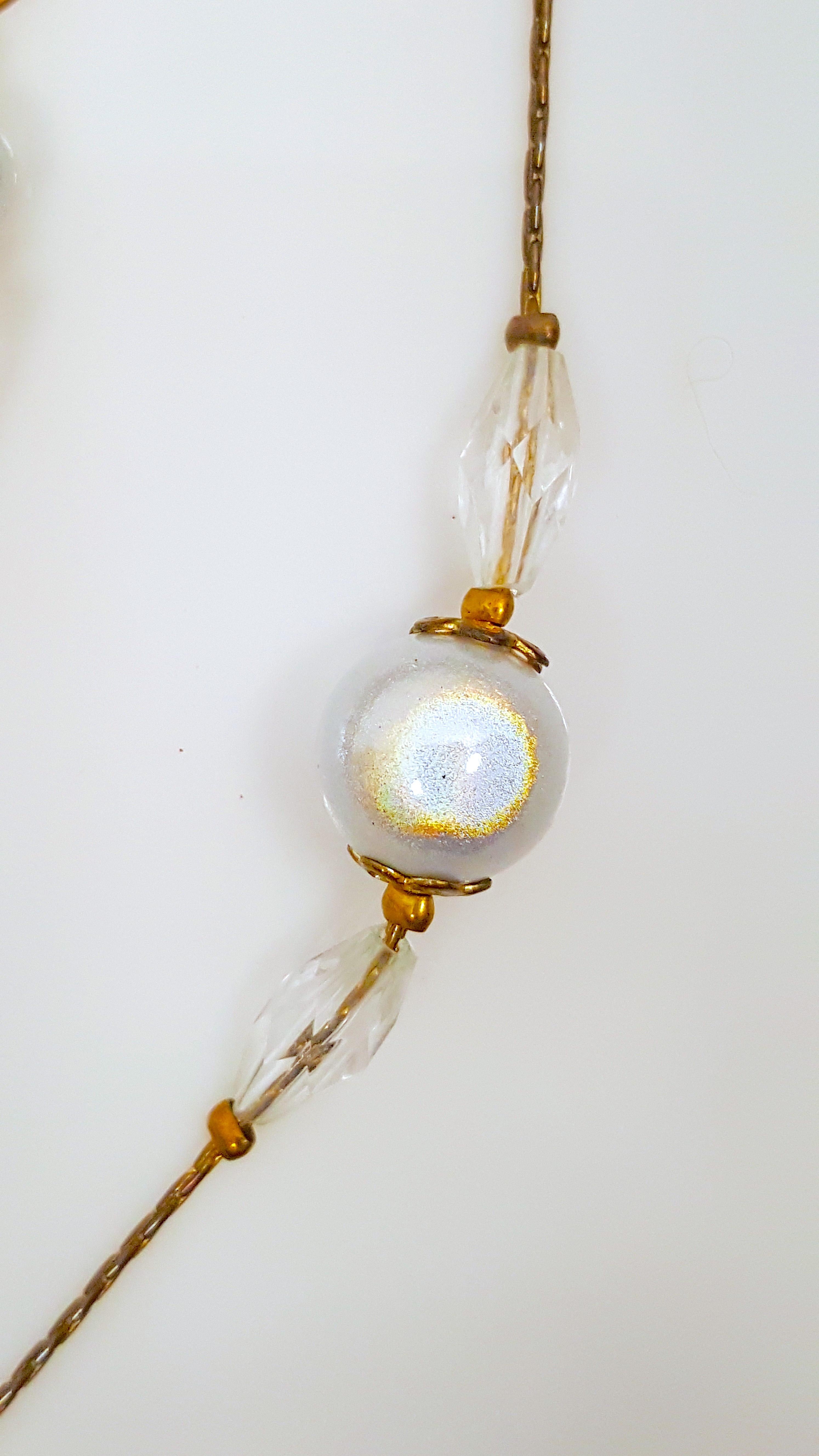 Cette parure ancienne de la Belle-Epoque française comprend huit pierres de lune rares taillées en boule et perlées sur un délicat collier ras-de-cou doré et des boucles d'oreilles pendantes à crochet pour oreilles percées. Le collier est composé de